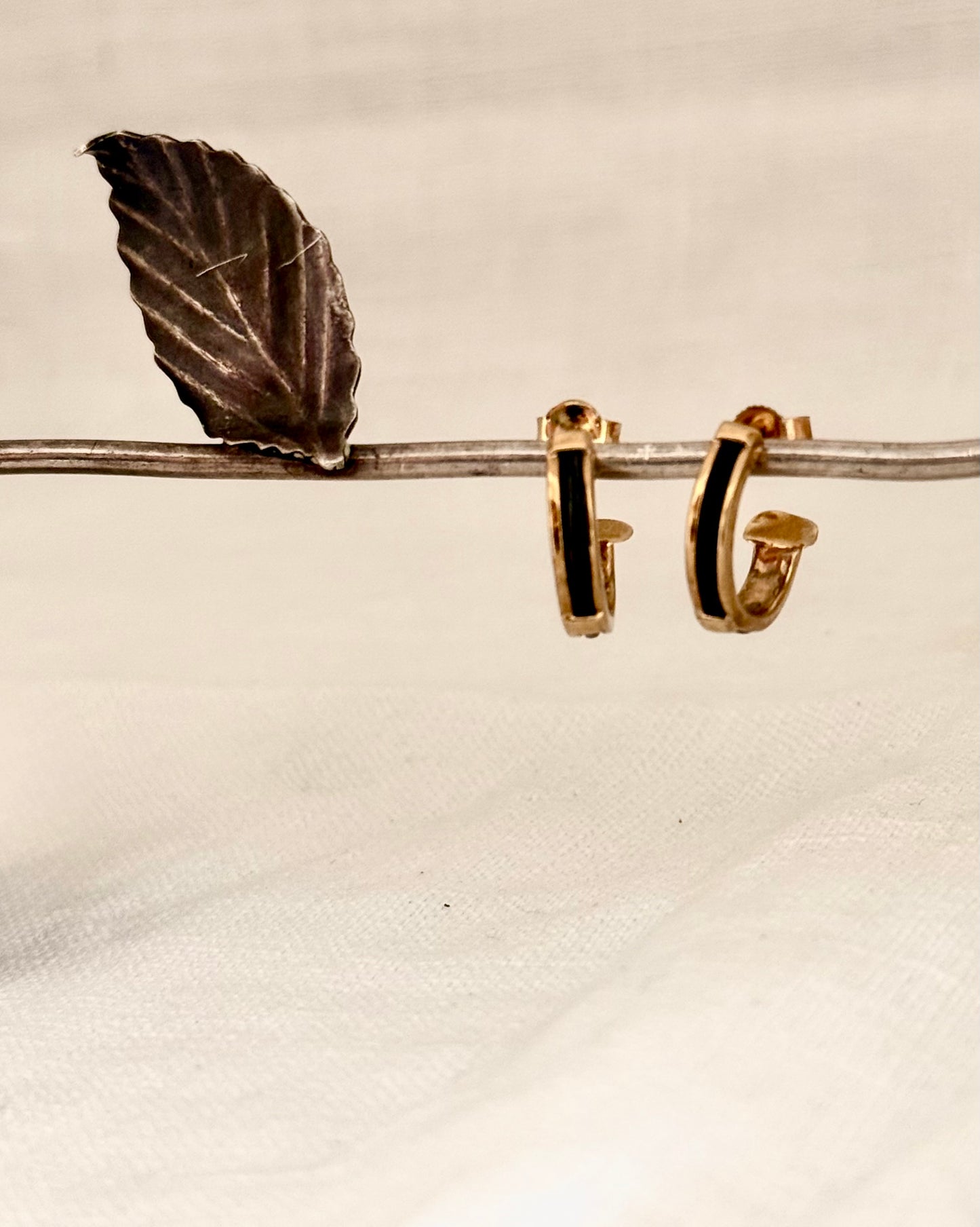 .15mm drop .1990s .375 .9ct gold Elephant hair hoop huggie luxury classic post stud earrings