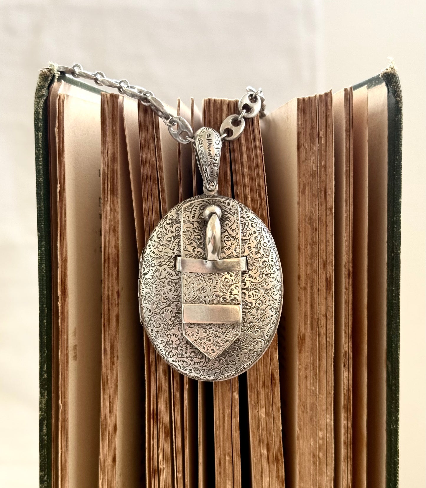 .1880s .925 antique Victorian sweetheart oversized sterling silver buckle locket