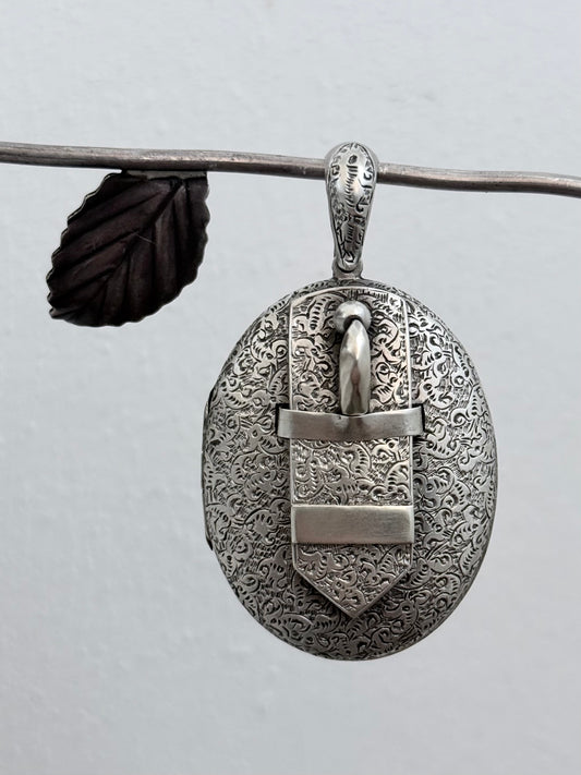 .1880s .925 antique Victorian sweetheart oversized sterling silver buckle locket