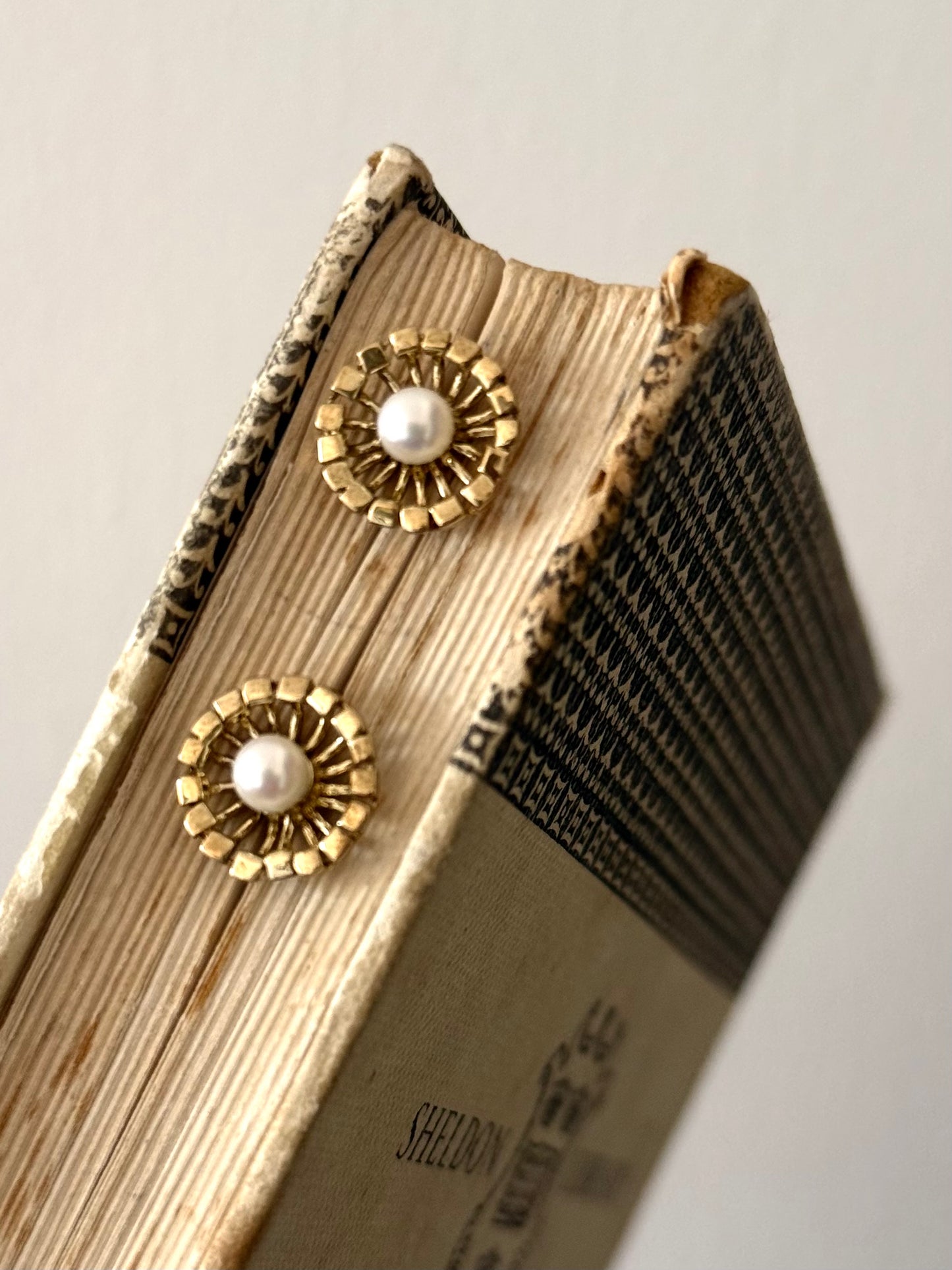 .1970s 9ct yellow gold starburst flower with crisp white pearl brutalist post stud push in earrings