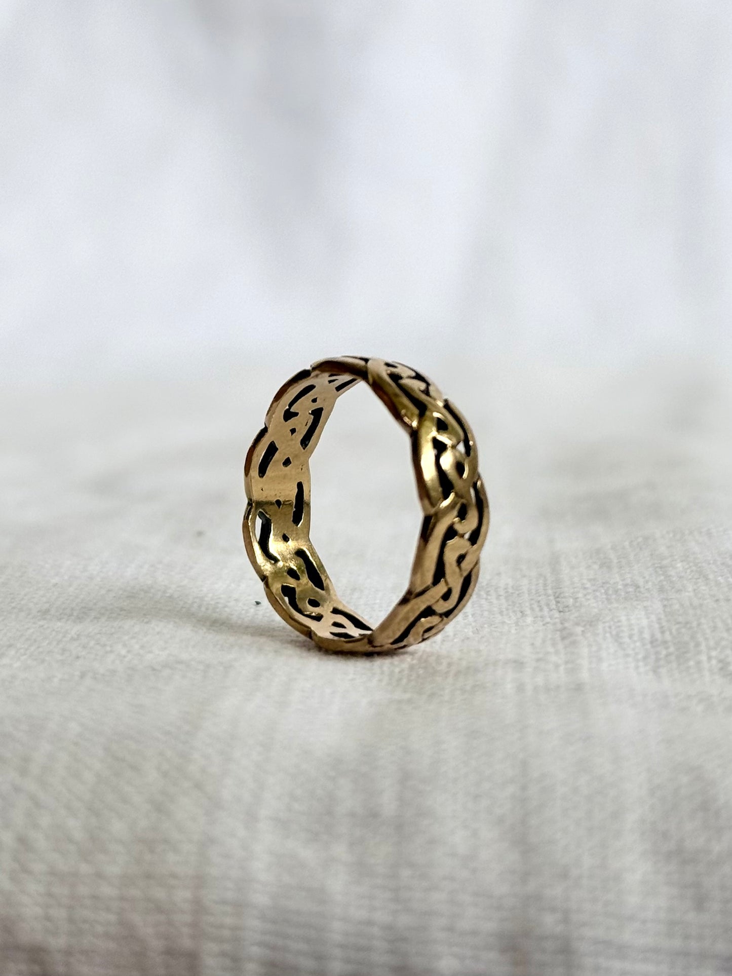 .1900s .1960s .375 .9ct Celtic Weave Traditional Irish Welsh love token sweetheart commitment token gold ring band