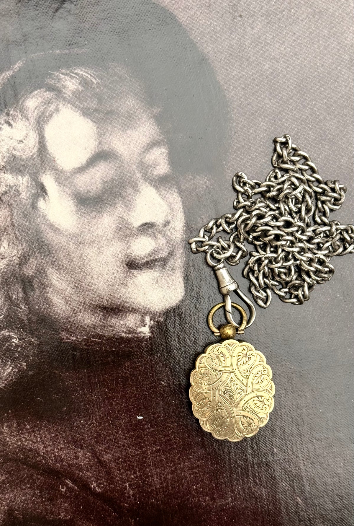 .1860s .1880s antique .375 .9ct gold Aesthetic Victorian era exquisite scallop form double sided front and back gold memento locket