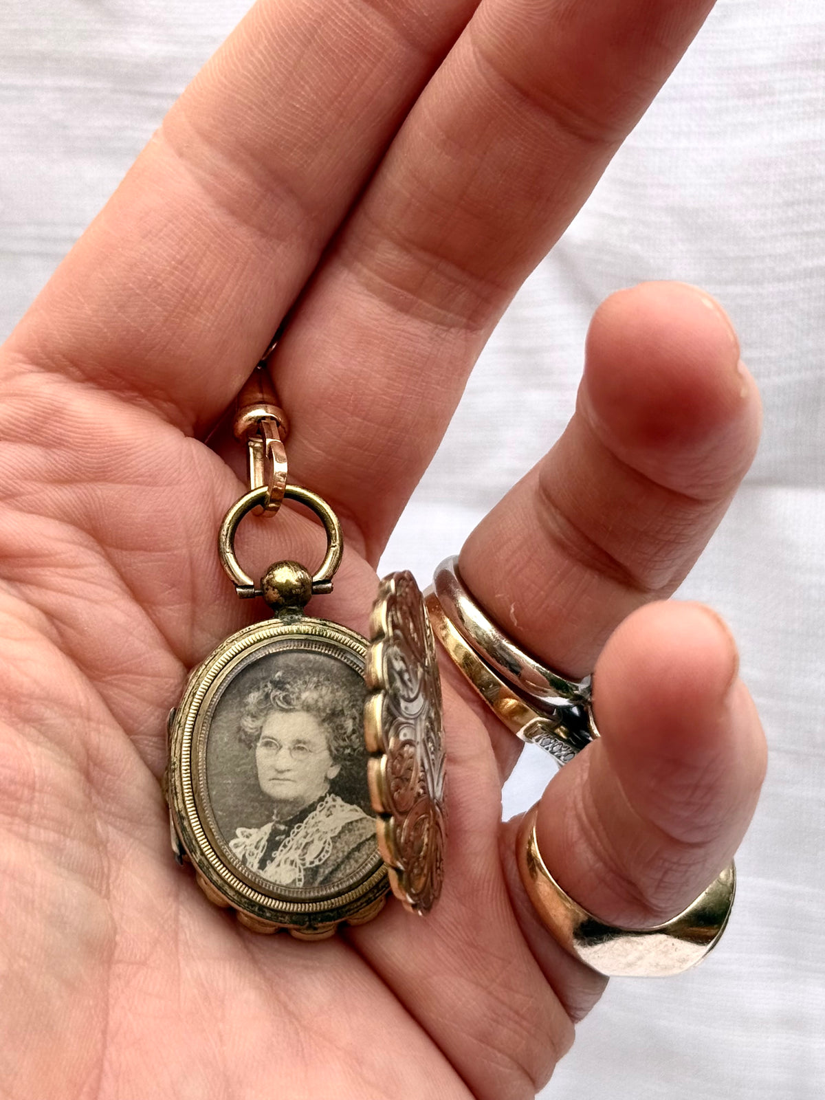 .1860s .1880s antique .375 .9ct gold Aesthetic Victorian era exquisite scallop form double sided front and back gold memento locket