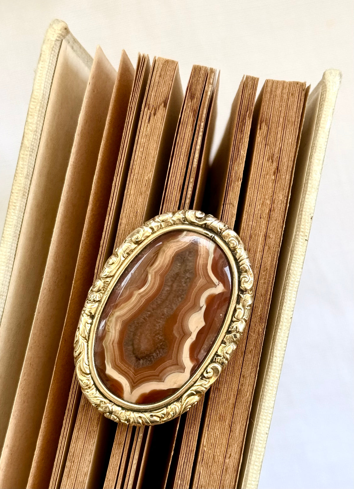 .1850s .1870s antique crystalline geological form Agate Victorian cased gold baroque style romantic red agate stone form oval brooch