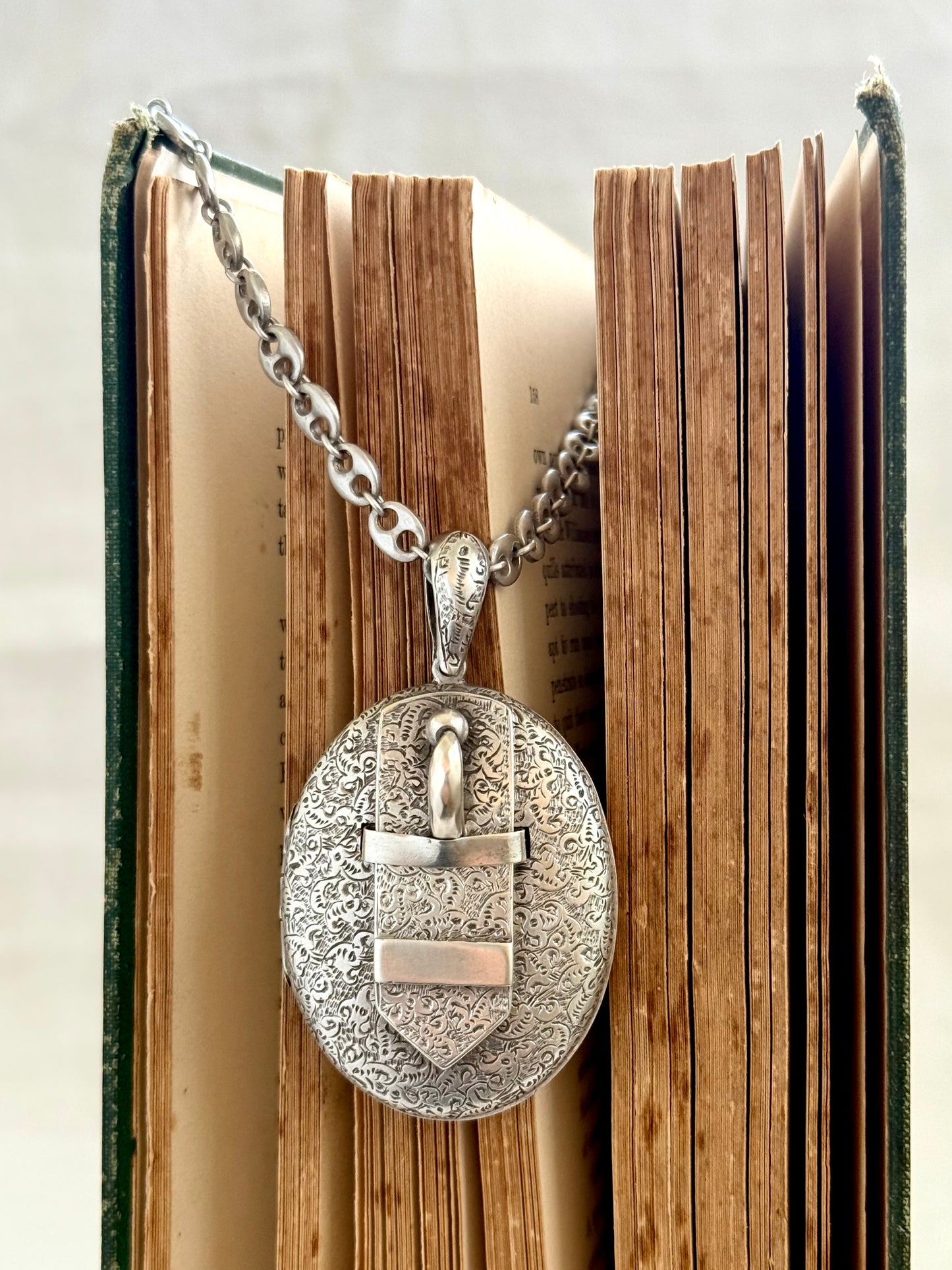 .1880s .925 antique Victorian sweetheart oversized sterling silver buckle locket