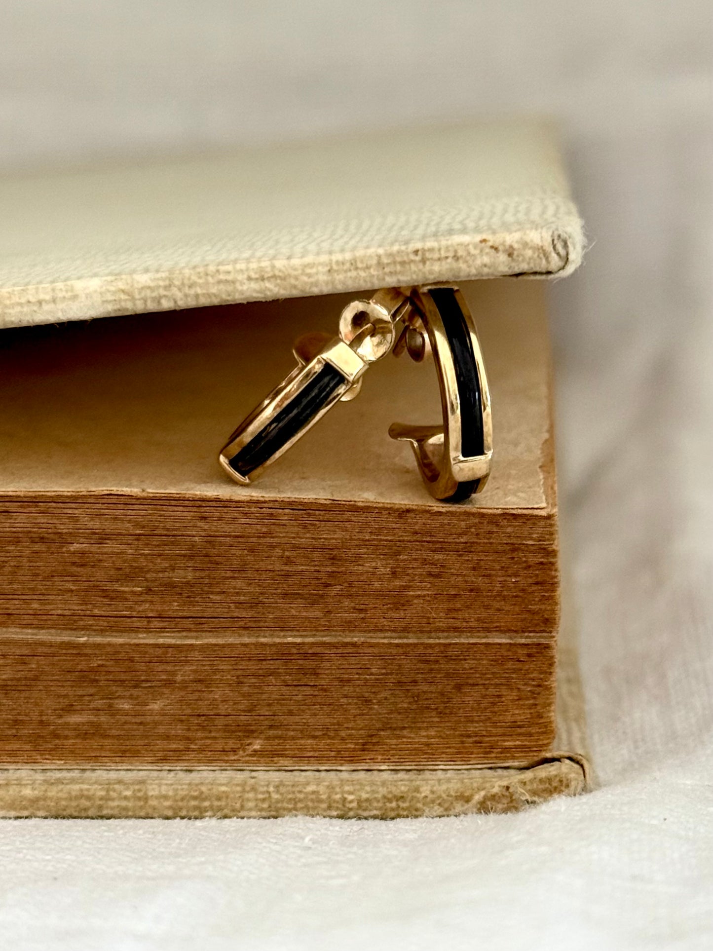 .15mm drop .1990s .375 .9ct gold Elephant hair hoop huggie luxury classic post stud earrings