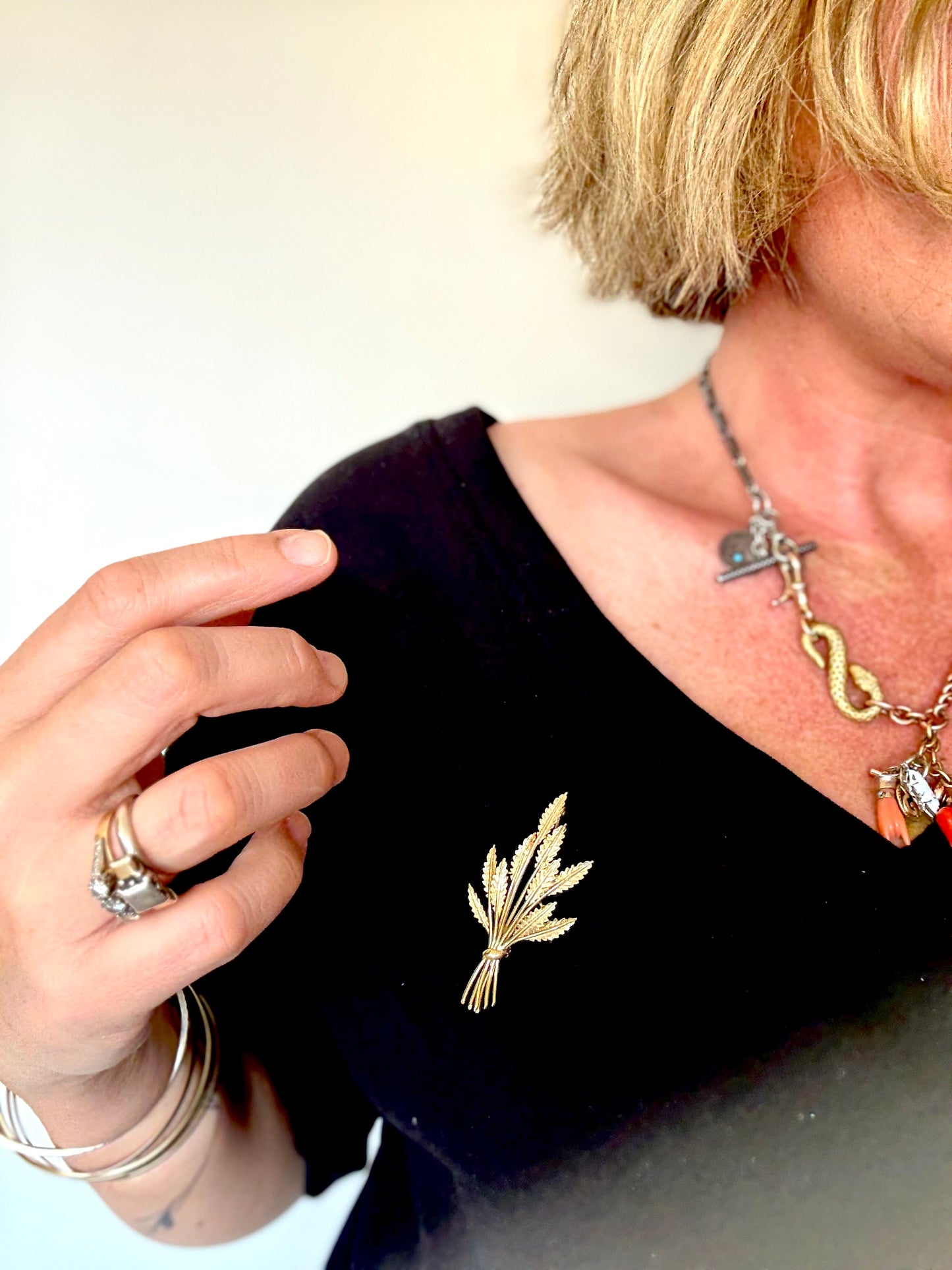 .1950s .375 .9ct yellow gold Grecian Hellenistic luxury gold leaf bouquet brooch Mid Century Modern lapel pin