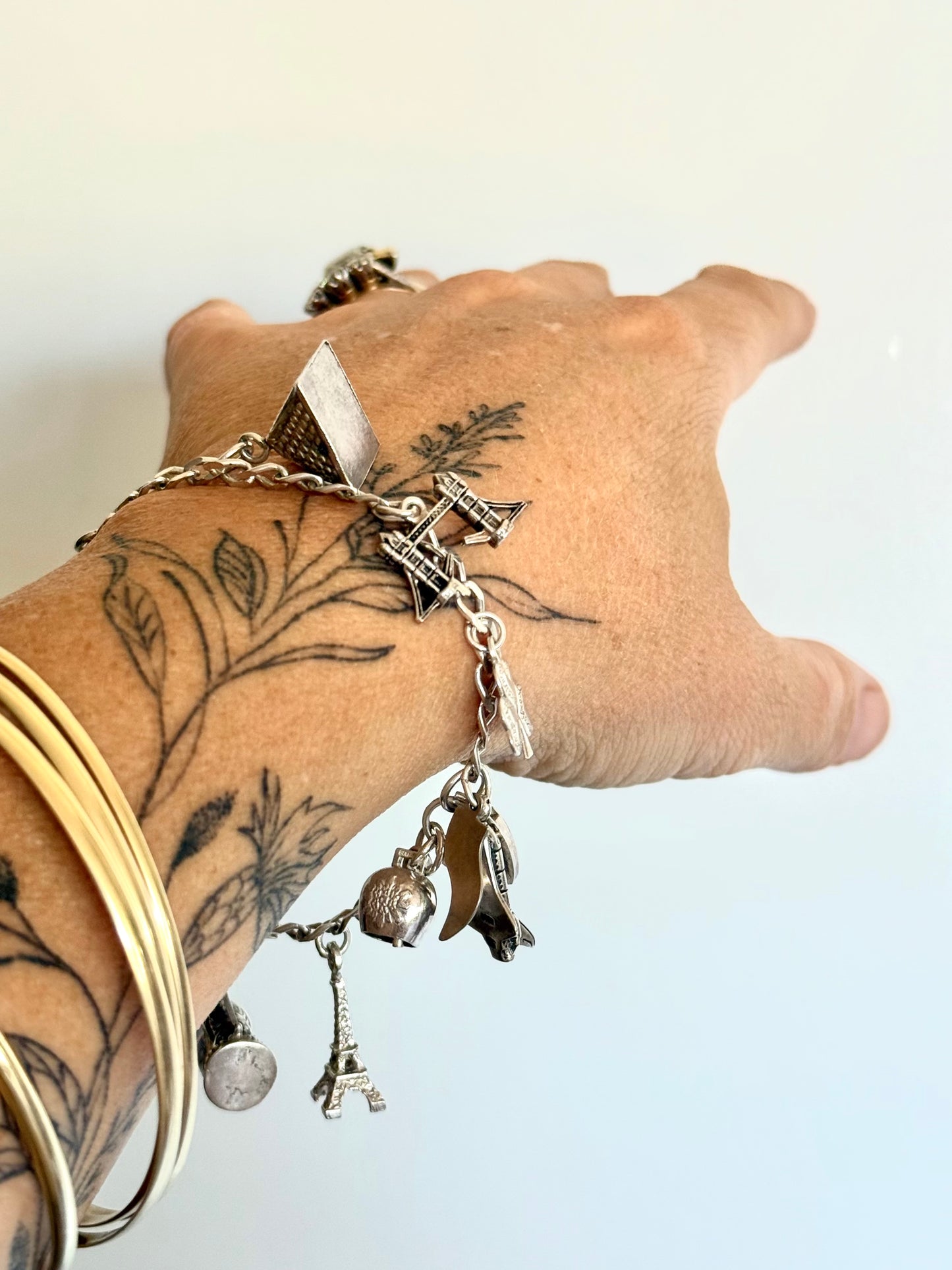 .10 charms .1990s World Traveller Silver landmark keepsake charm bracelet