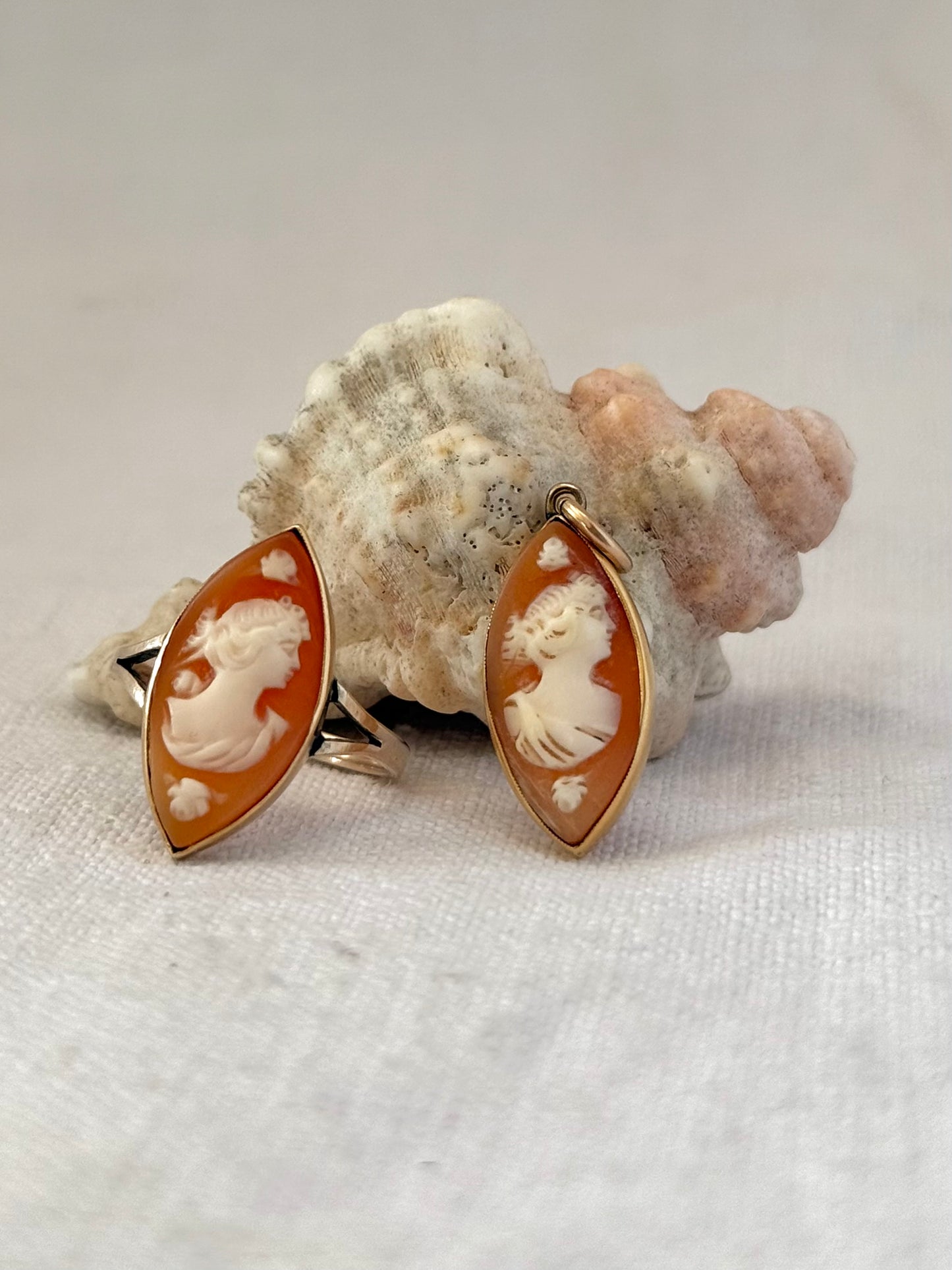 .1910s .375ct gold antique Edwardian pendant Marquise cat eye shaped Cameo shell 9ct gold pendant