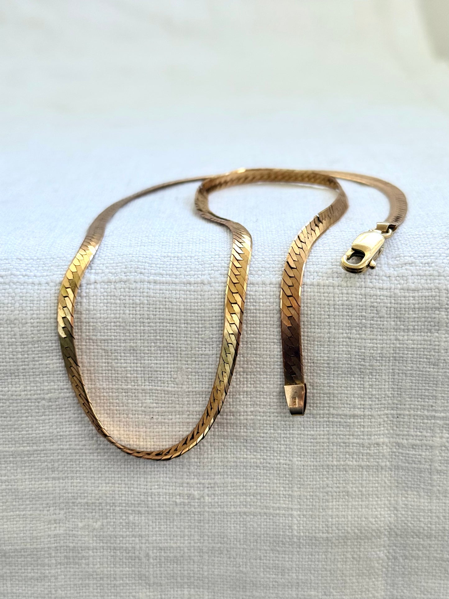 .1970s .1980s .375 .4mm wide .47cm long .9ct gold modernist Italian flat link luxury classic snake chain yellow gold chain necklace