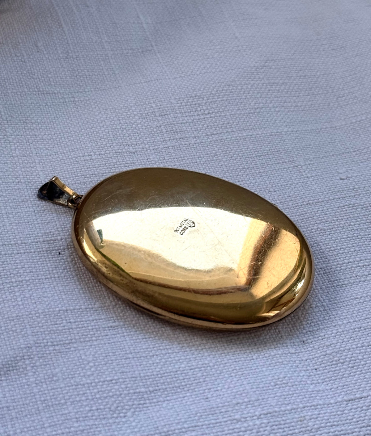 .1960s .1970s .375 .9ct gold Oversized Oval metal core photo locket pendant
