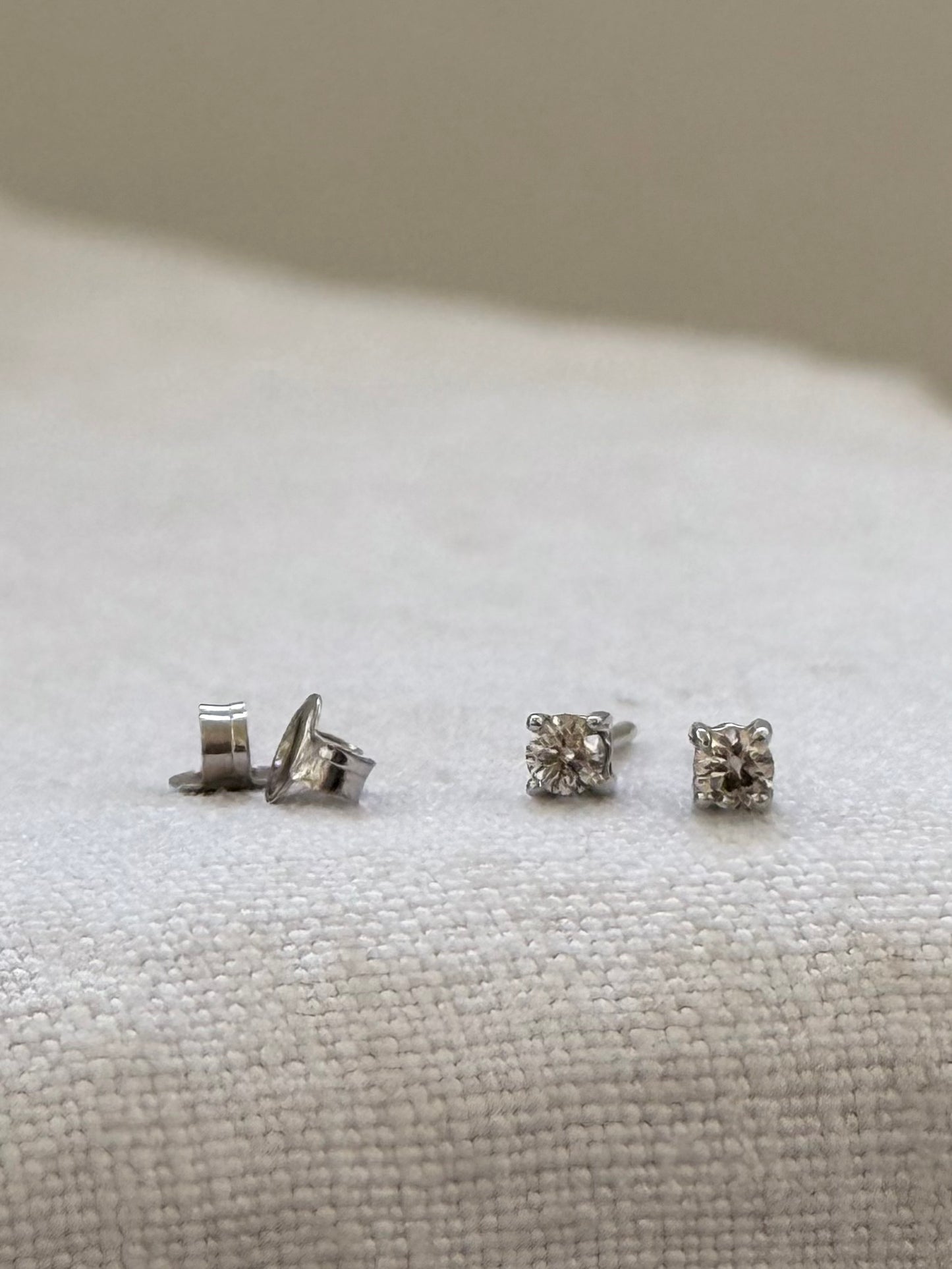 .0.2ct .375 .9ct white gold diamond solitaire classic luxury post stud earrings
