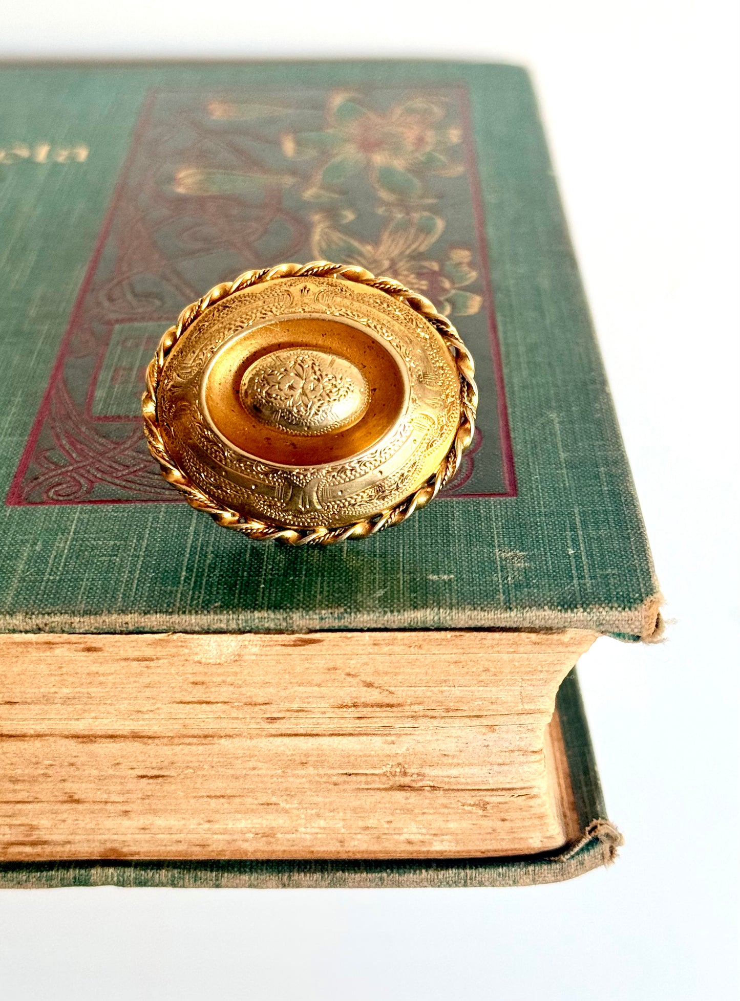 .1800s .1860s 1890s antique Victorian Grand Period fine yellow gold Pinchbeck floral oval target gold sweetheart brooch