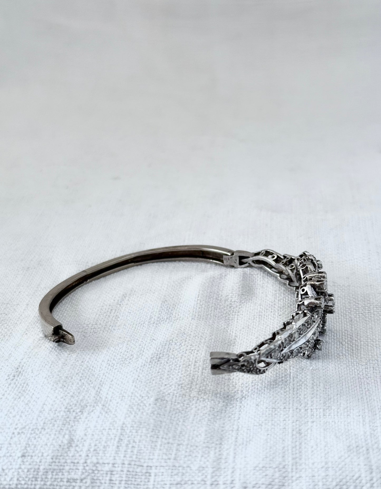 .1920s .2.38ct diamond .9ct white gold Belle Epoque revival clasp bangle