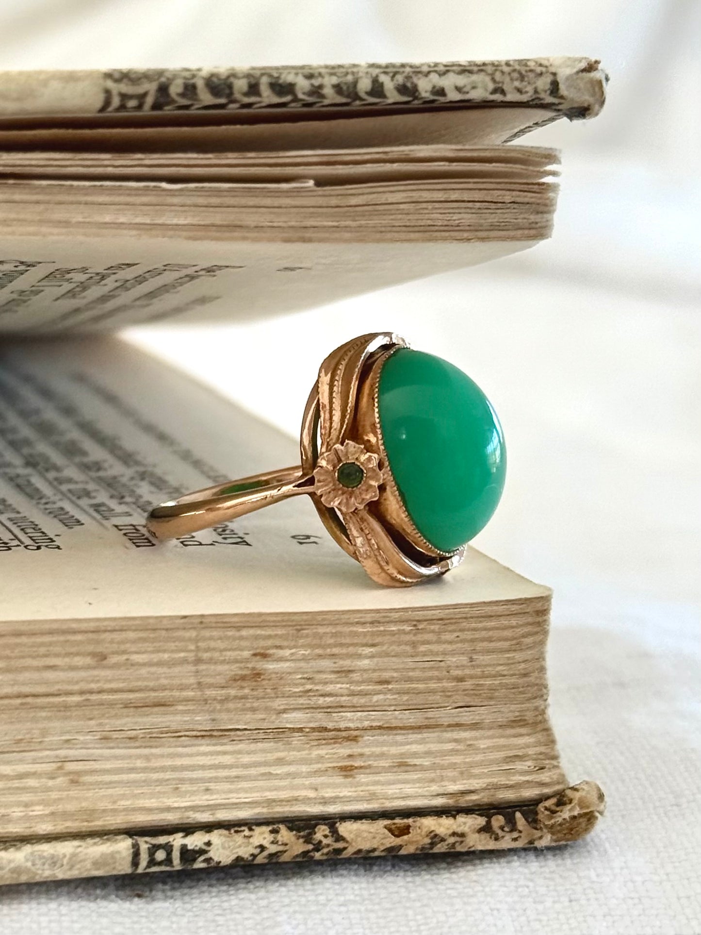 .14ct .1900s .1910s .585 gold antique Chrysoprase Peridot Arts & Crafts Aesthetic high carat gold dress ring