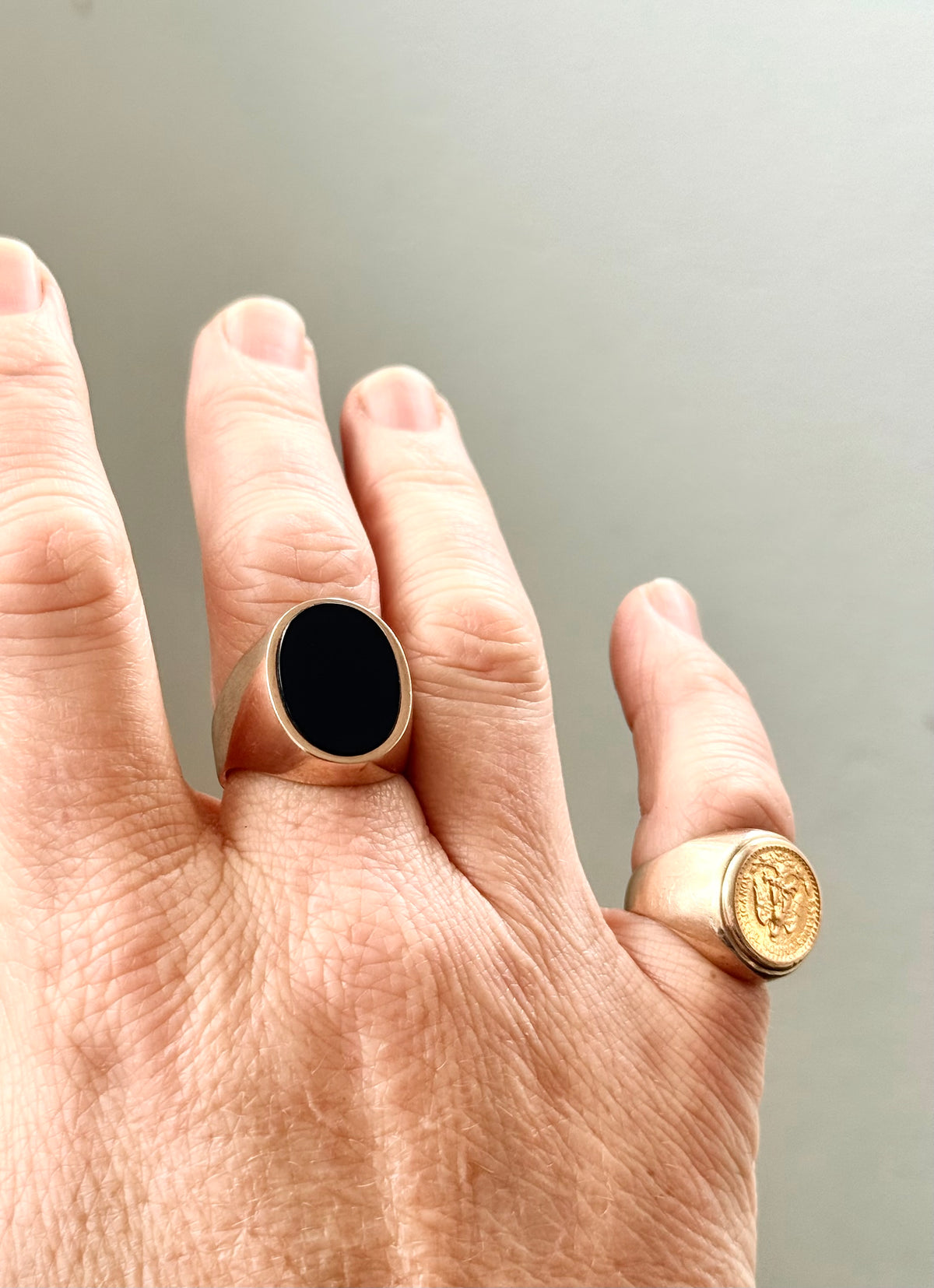 .1960s .375 .9ct black onyx large solid gold modernist oval signet seal gold heirloom unisex gold gemstone ring