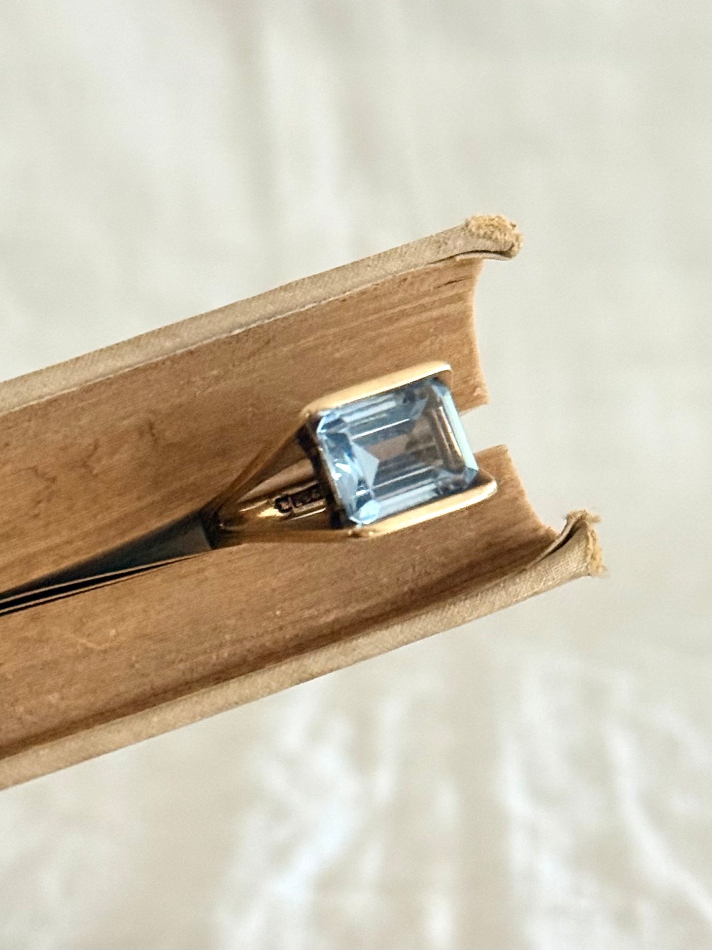 .1960s .1970s .375 .9ct gold blue stone cocktail modernist dress ring
