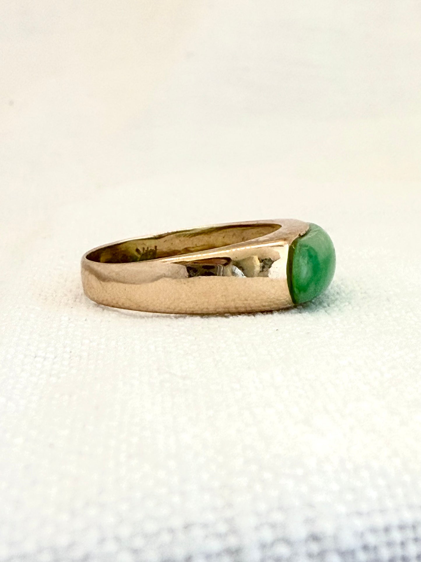 .14k .585 1970s yellow gold and Natural Jade modernist Estate saddle ring