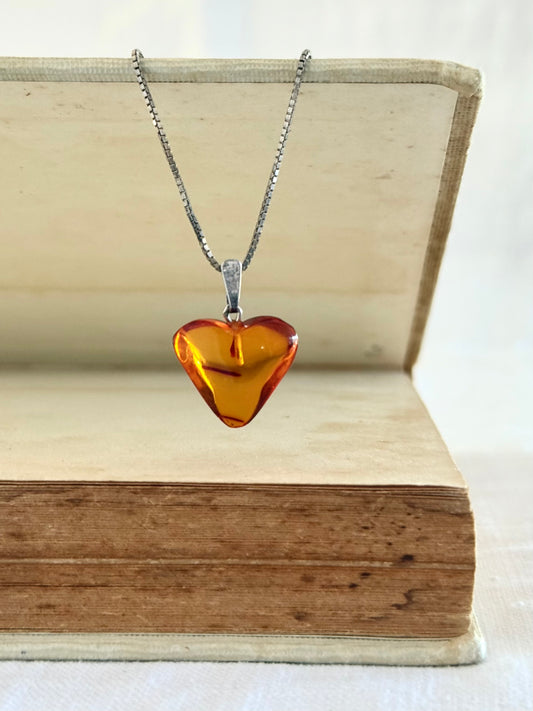 .1970s .925 Baltic Amber heart modernist sterling silver prehistoric gemstone Amber love token pendant on silver box chain