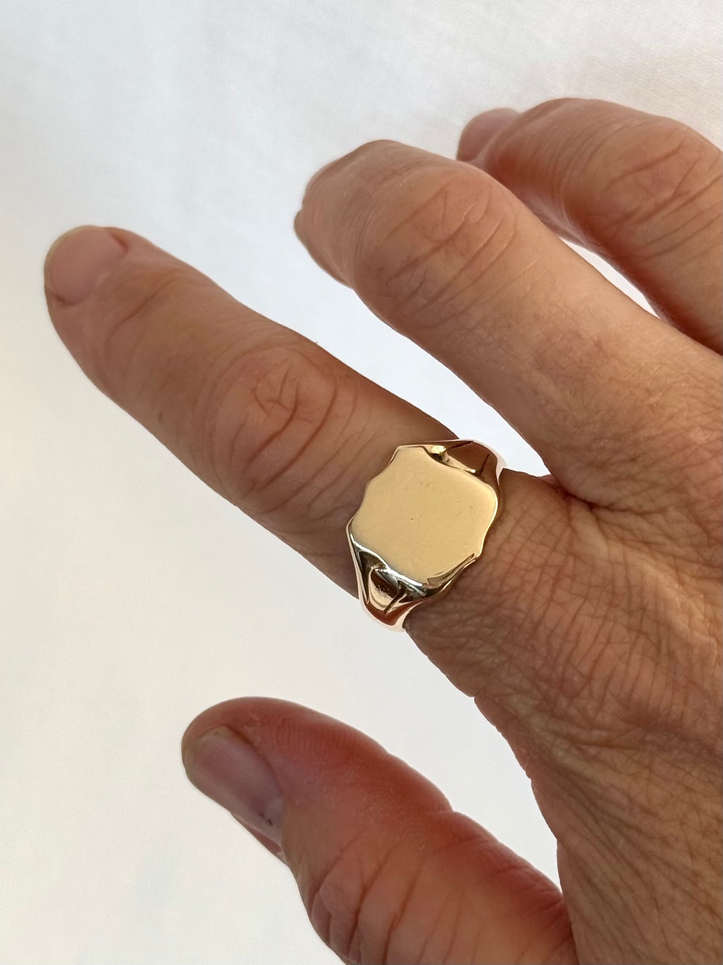 .1970 .375 .9ct solid yellow gold South African Signet Seal Crest Gold Shield ring