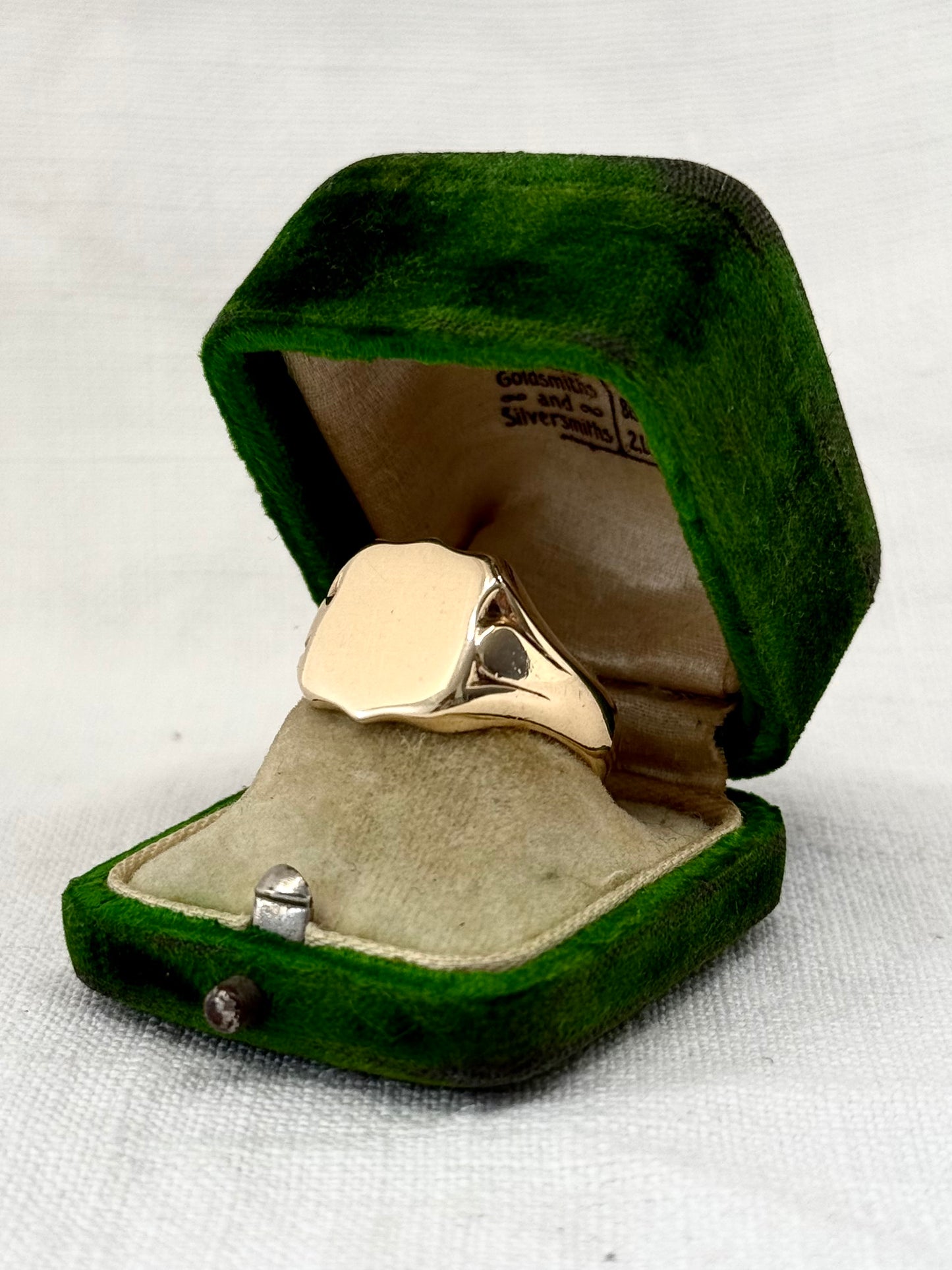 .1970 .375 .9ct solid yellow gold South African Signet Seal Crest Gold Shield ring