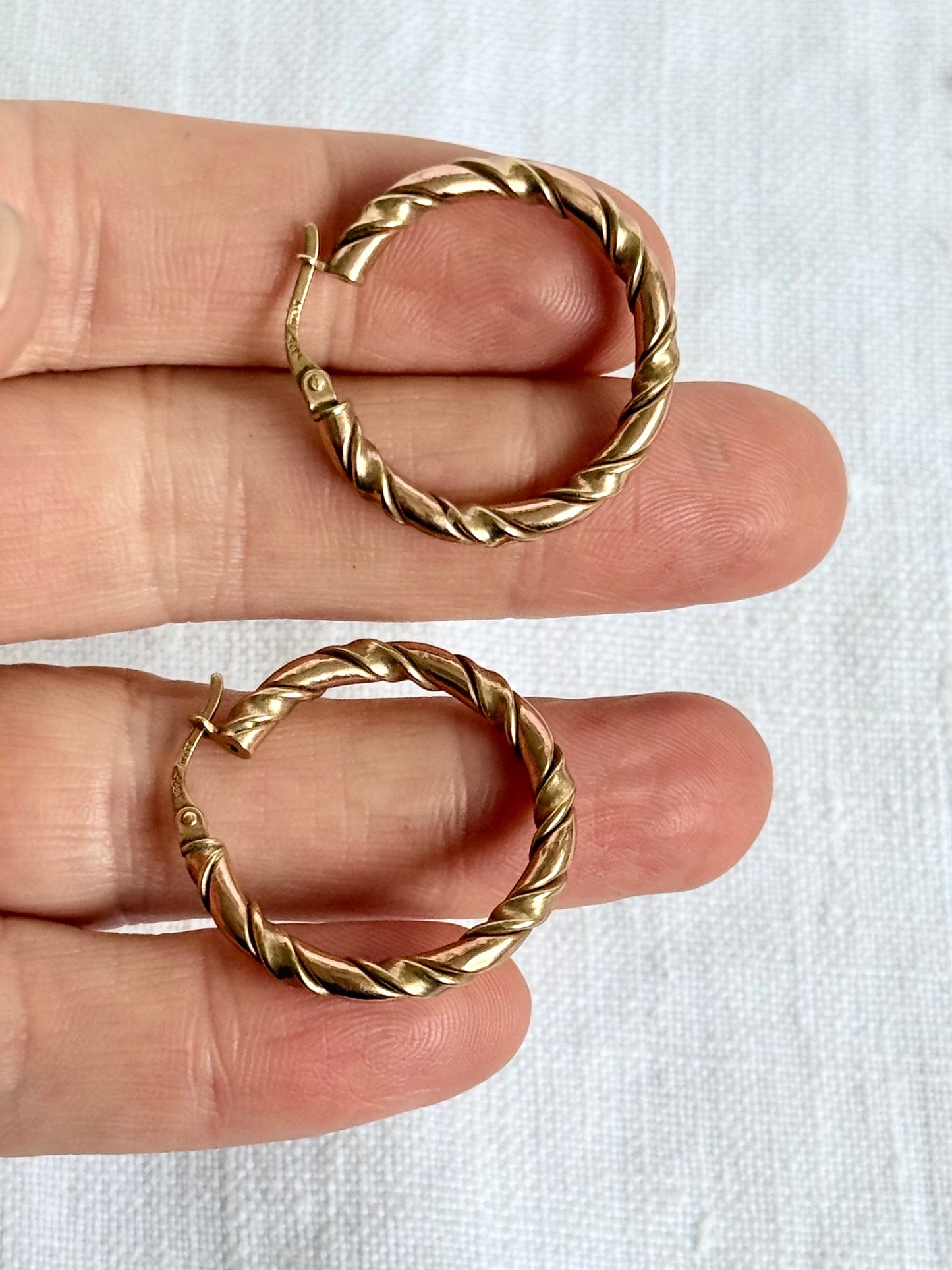 .26mm diameter .375 .9ct rose gold and yellow gold twist twirl fancy two tone 9ct gold medium sized hoop huggy gold earrings