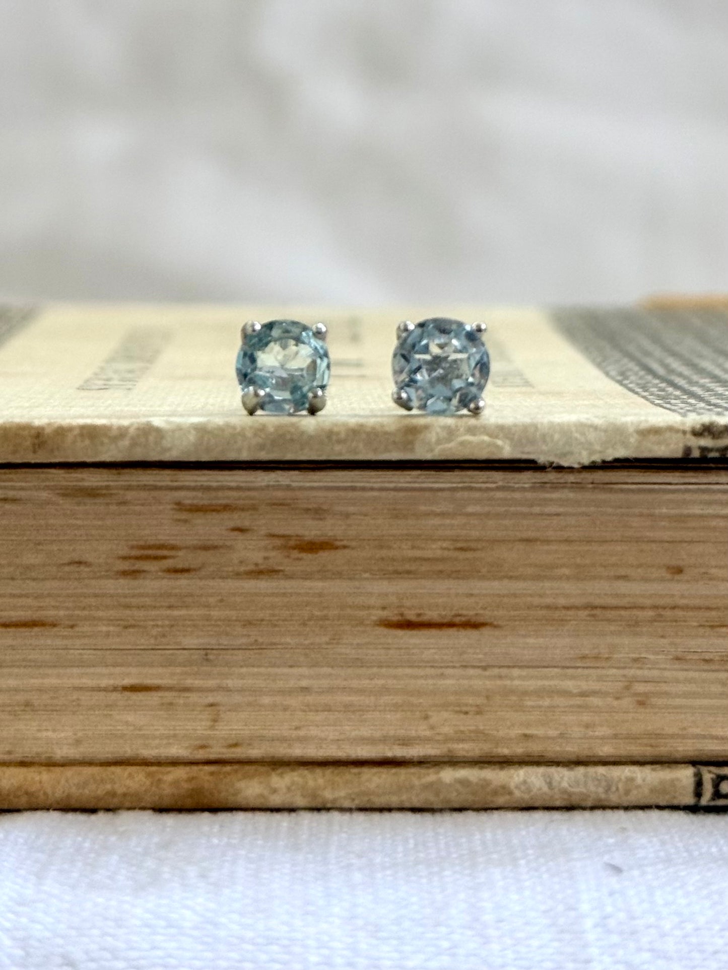 .4 claw .6mm blue Topaz .925 sterling silver stud earrings
