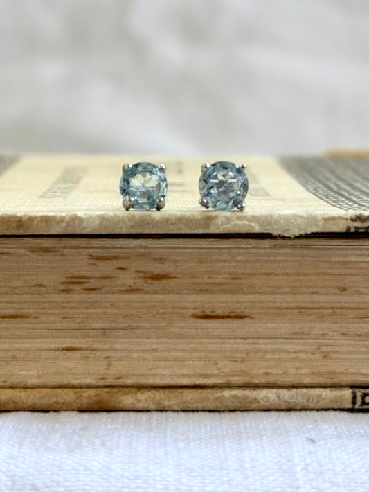 .4 claw .6mm blue Topaz .925 sterling silver stud earrings