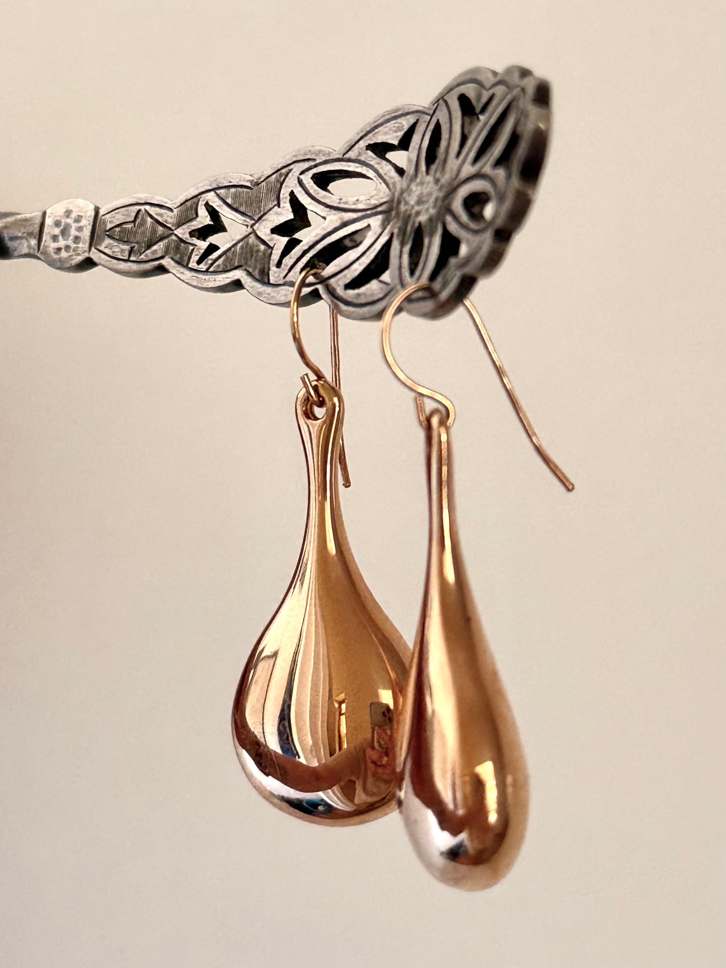 .14ct .1990s .585 architectural form designer Italian Milor modern 14k high carat rose gold teardrop dangle shaped oversized Milor designer rose gold drop earrings