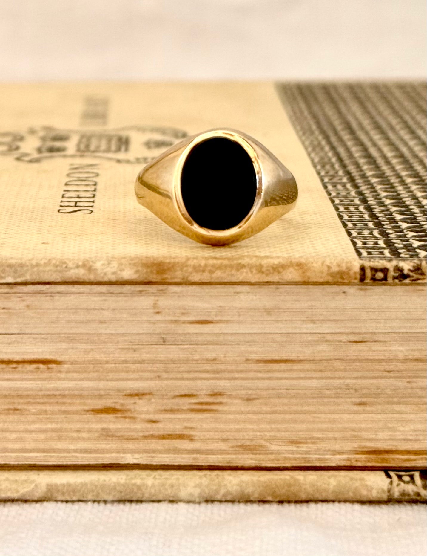 .1979 .375 .9ct black onyx gemstone modernist hallmarked 9ct gold oval signet seal unisex pinky ring