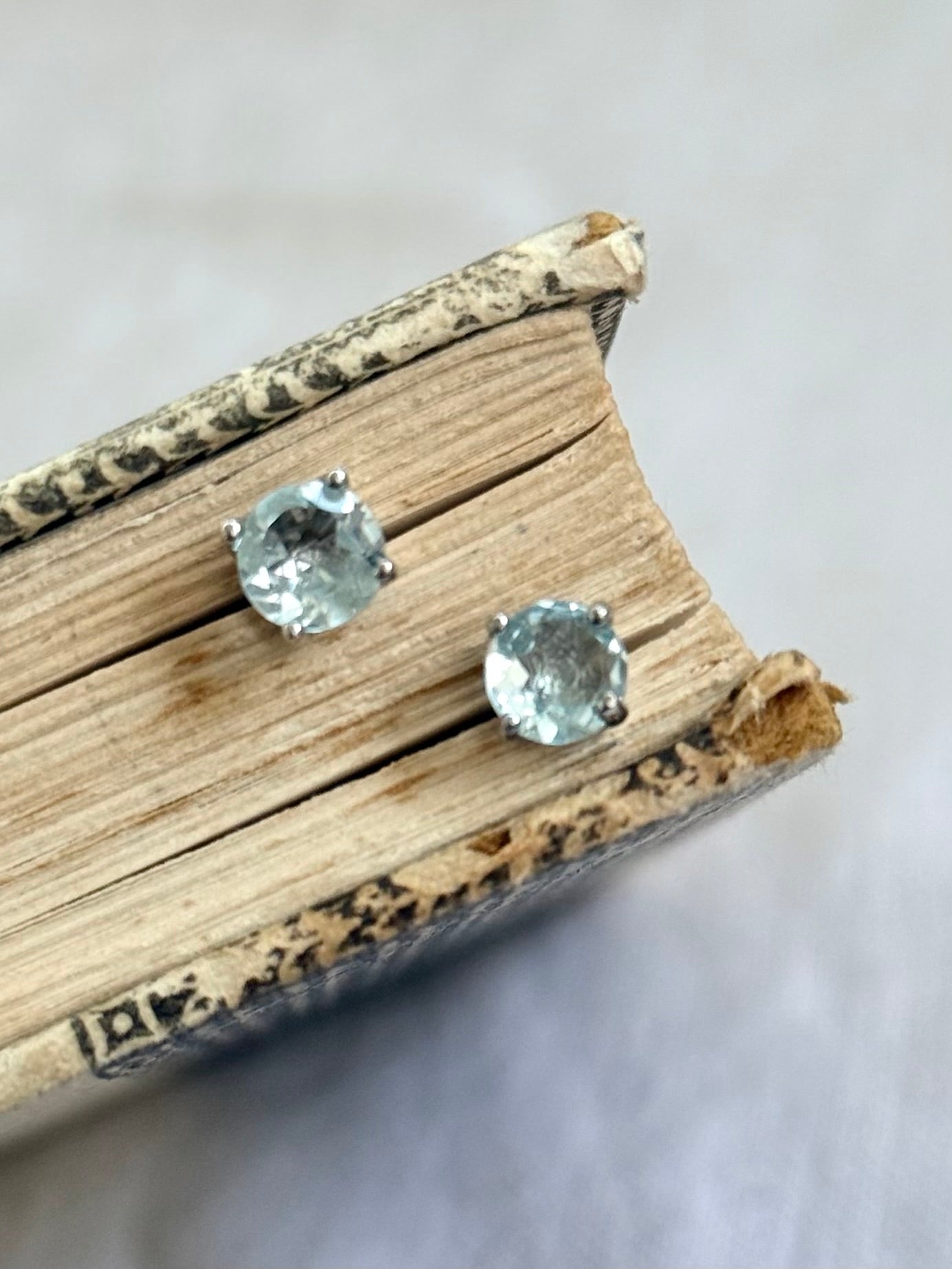 .4 claw .6mm blue Topaz .925 sterling silver stud earrings