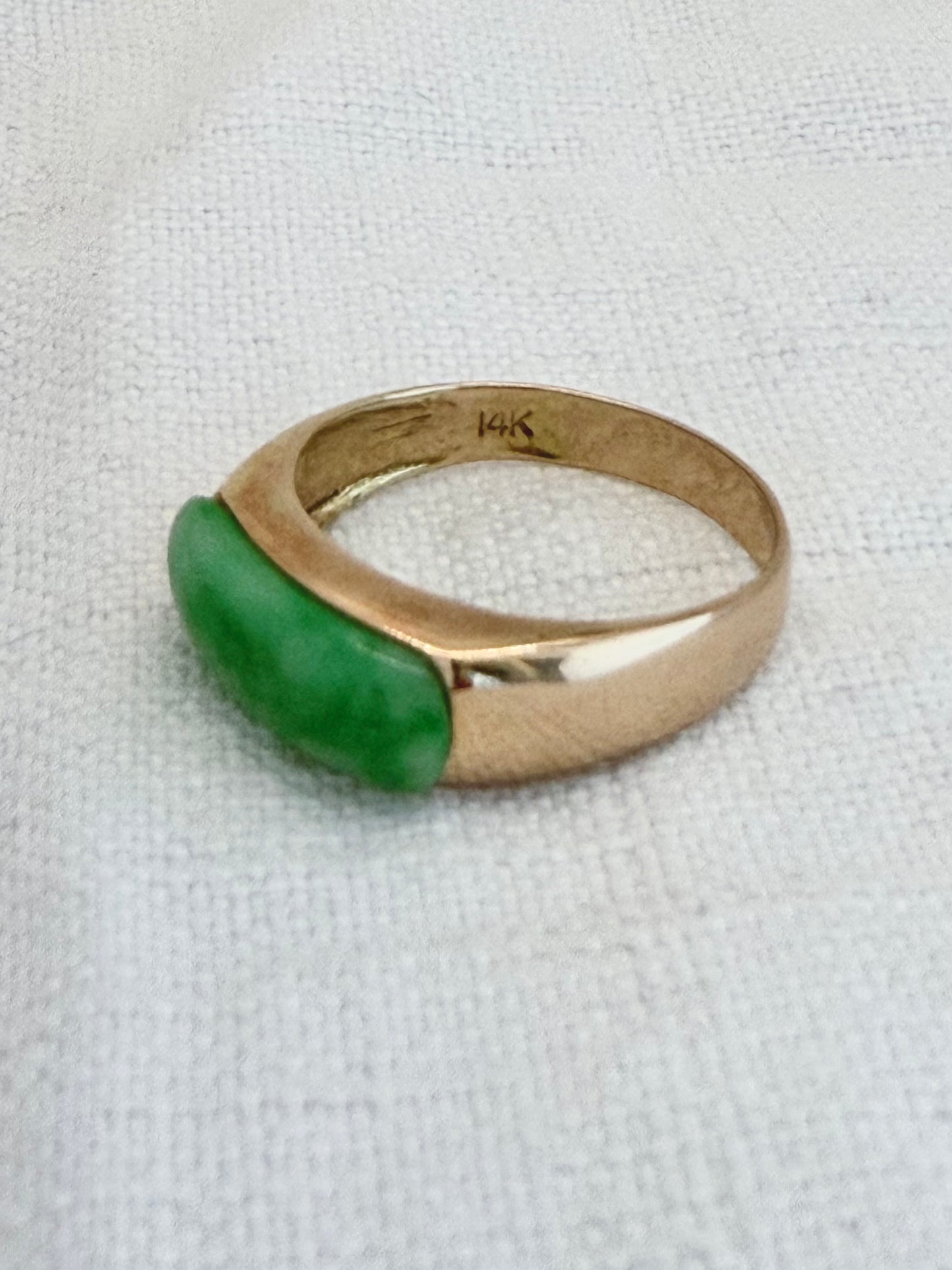 .14k .585 1970s yellow gold and Natural Jade modernist Estate saddle ring