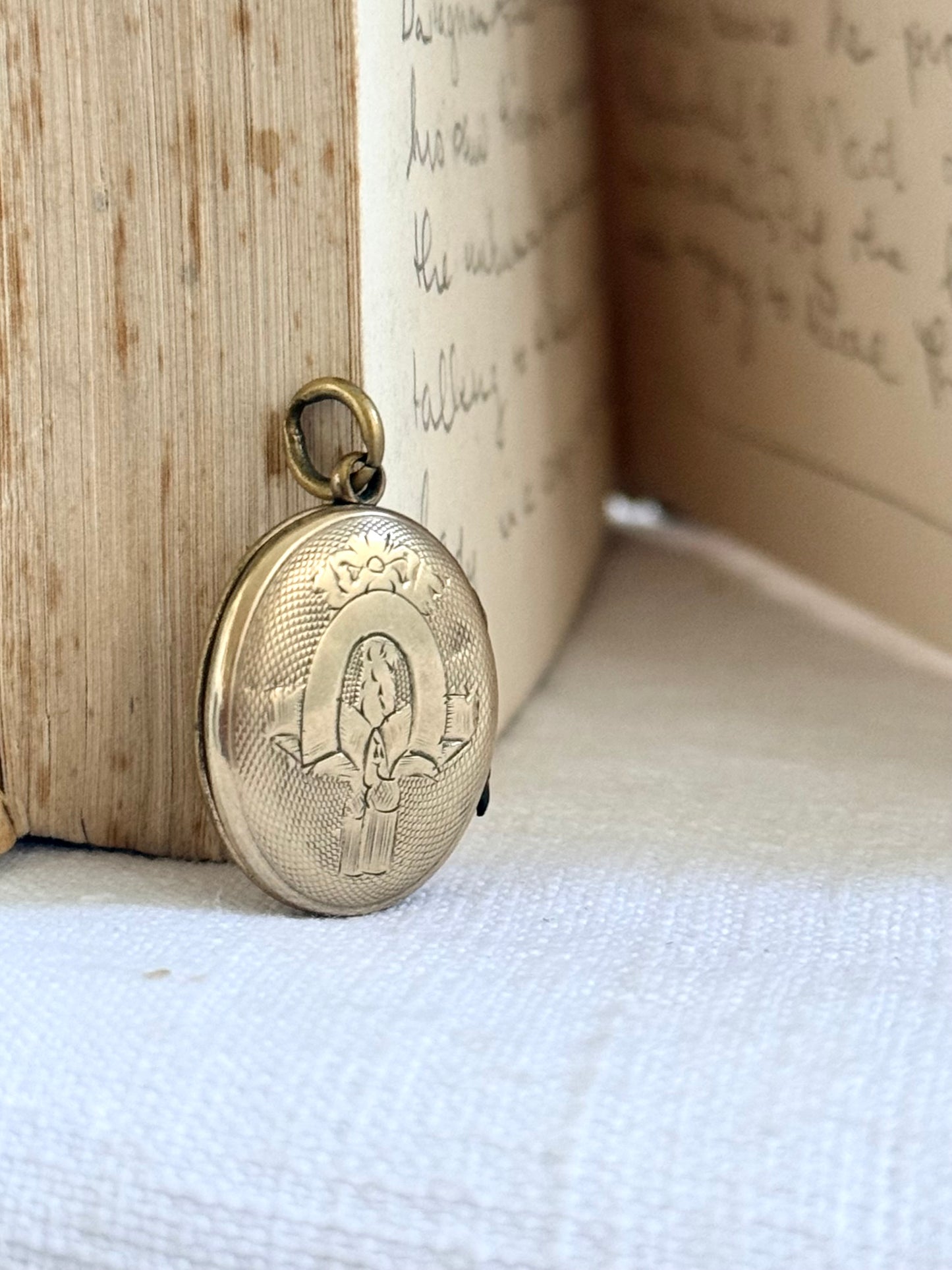 1900s .375 antique gold oval front and back Edwardian sweetheart floral engraved gold photo locket keepsake treasure
