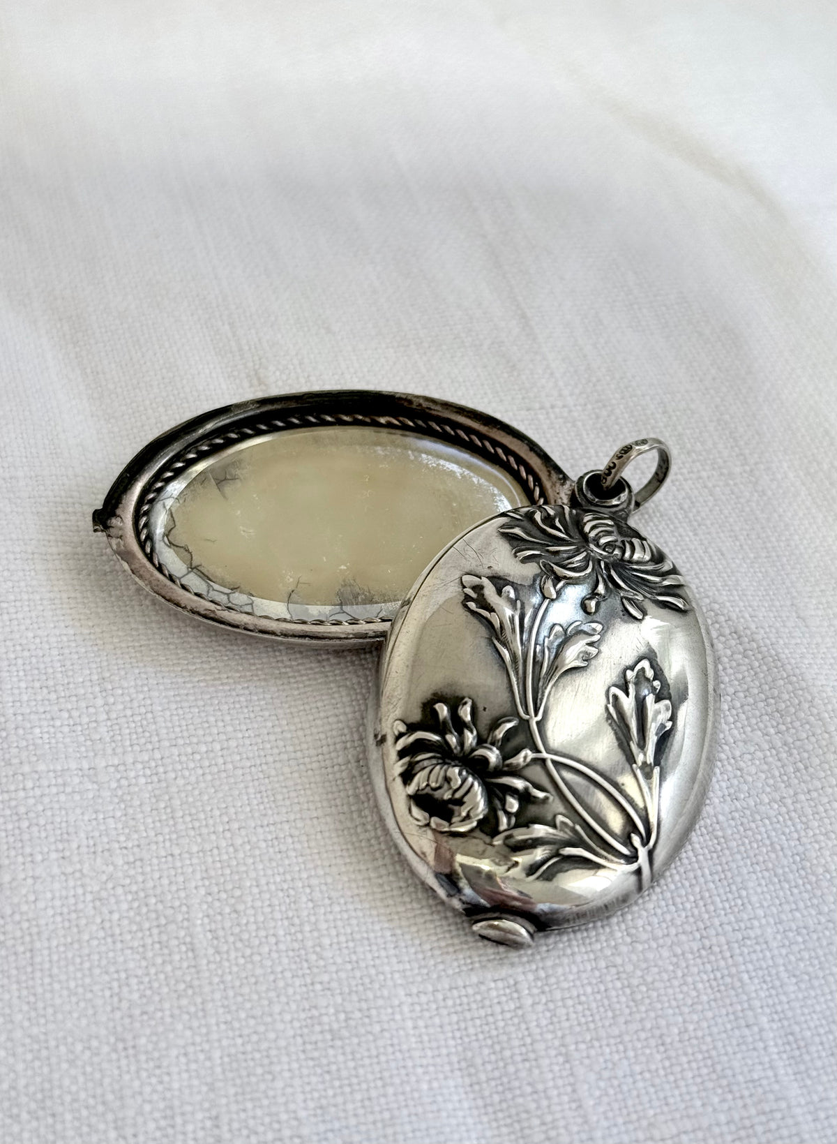 .1890 .1900 Art Nouveau .800 German Jugendstil magnificent Chrysanthemum flower mirror locket pendant