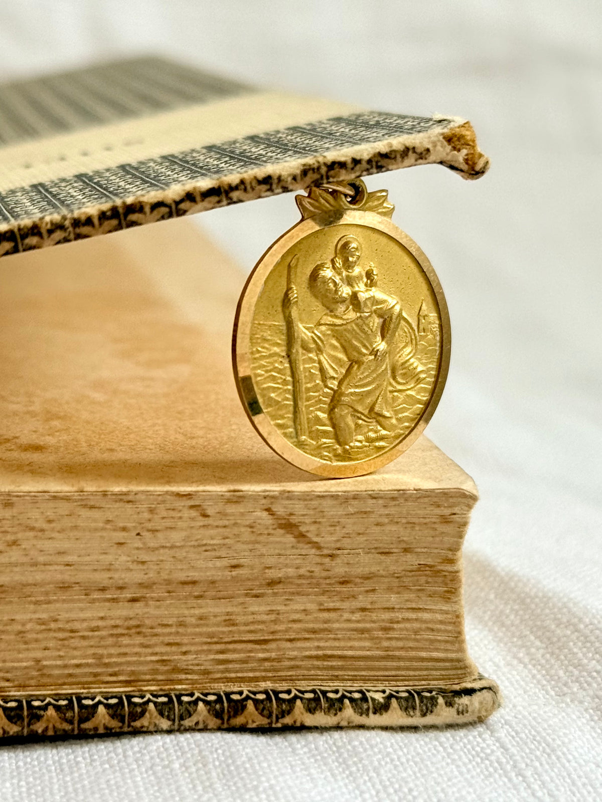 .1972 .9ct perfect Saint Christopher solid yellow gold good luck faith token medallion pendant