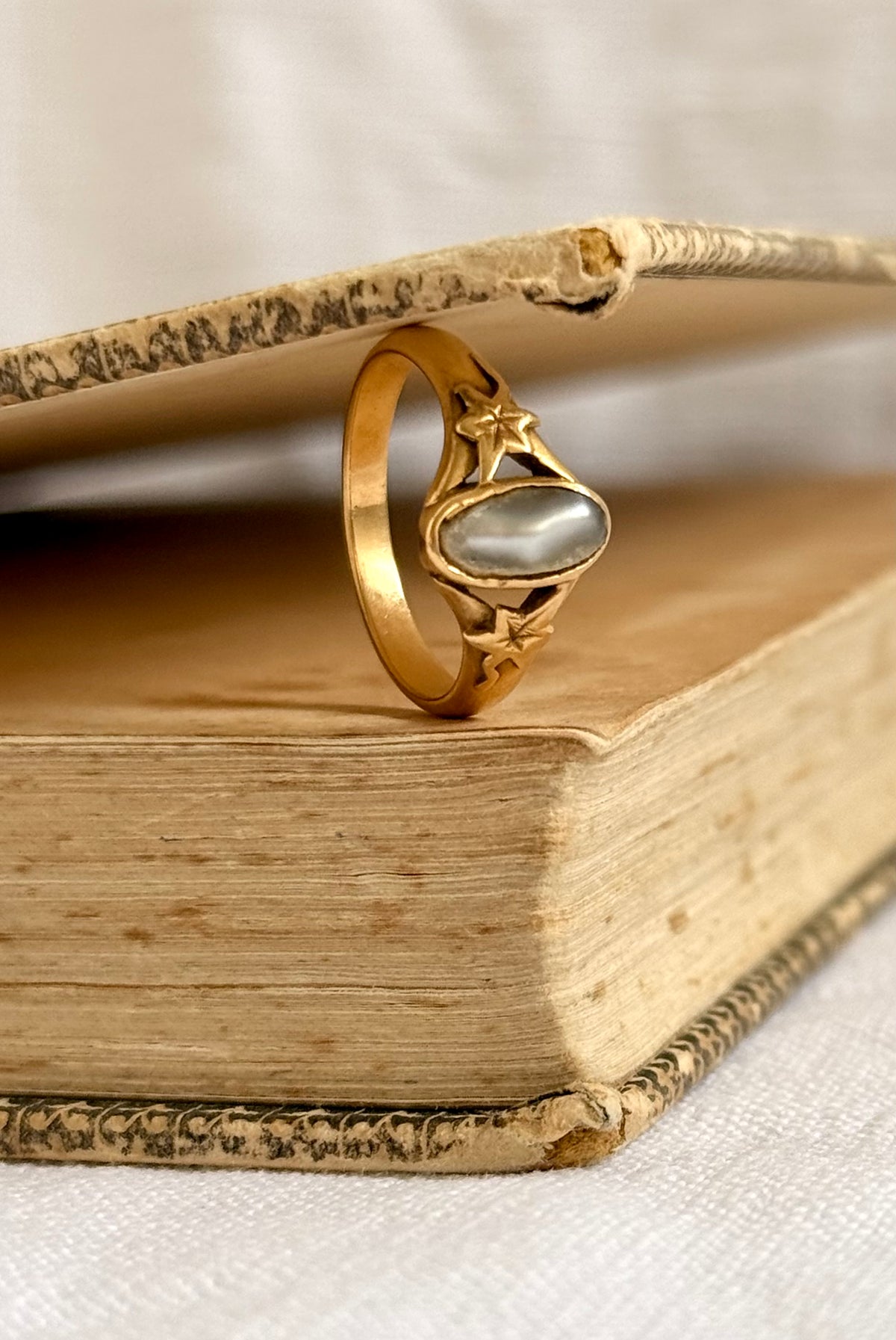 .18ct gold .1890s .1900s .750 Art Nouveau antique blister pearl natural pearl Ivy leaf romantic heirloom high carat gold treasure ring.
