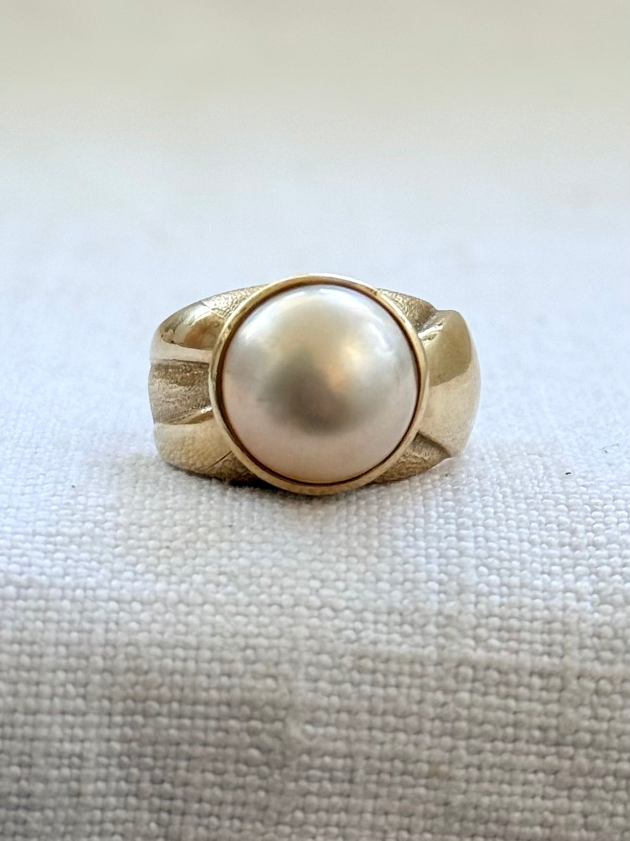 .1980s .375 .9ct gold luminous luxurious and classic Mabe pearl gold architectural dress ring