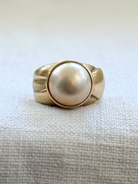 .1980s .375 .9ct gold luminous luxurious and classic Mabe pearl gold architectural dress ring