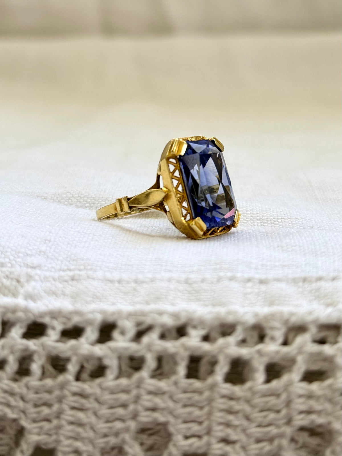 .18ct .1920s .1930s luxurious .750ct sapphire blue Corundum gemstone high carat gold large cocktail dress ring