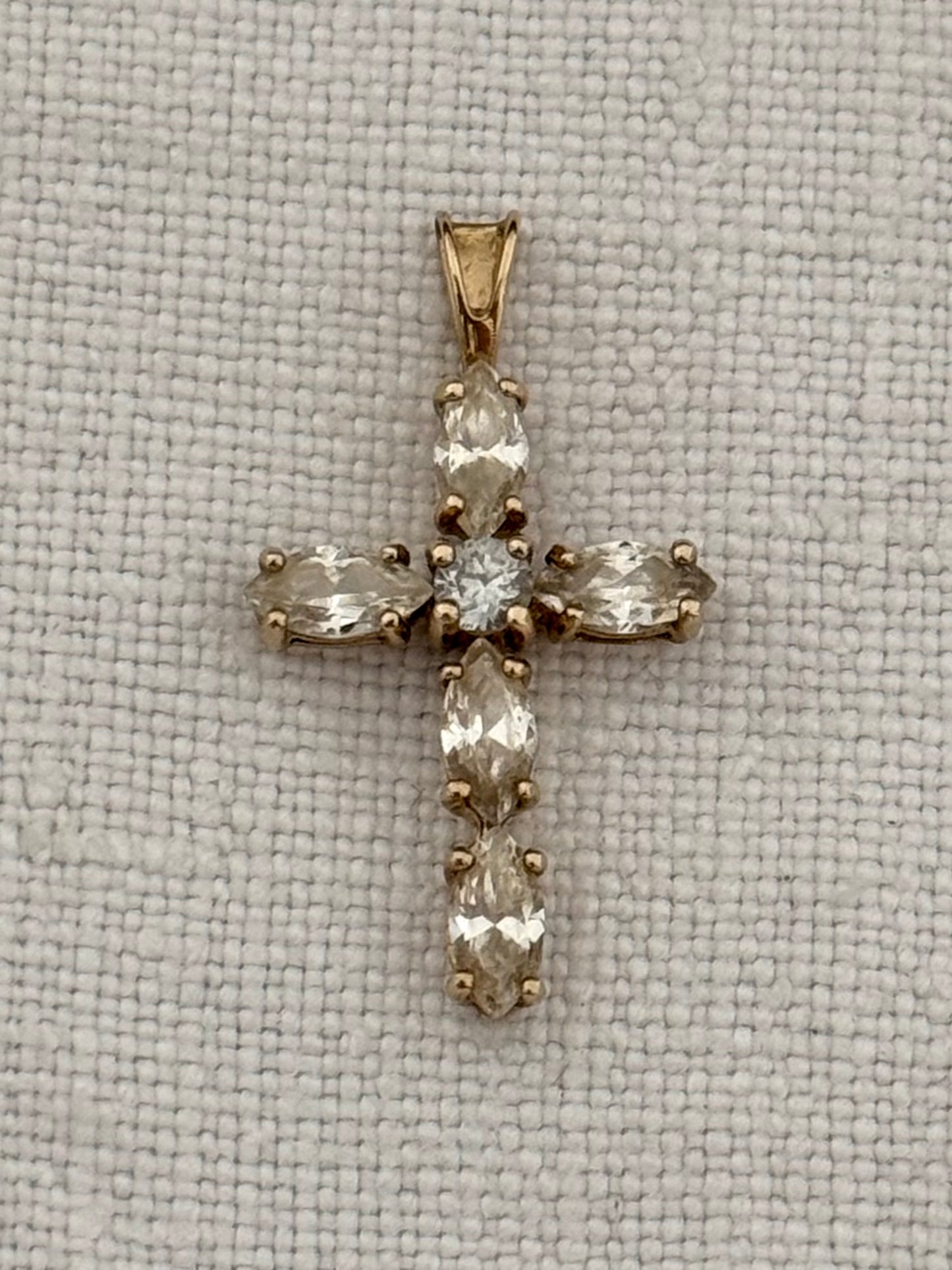 .375. .9ct luxury Cross faith token clear gemstone pendant