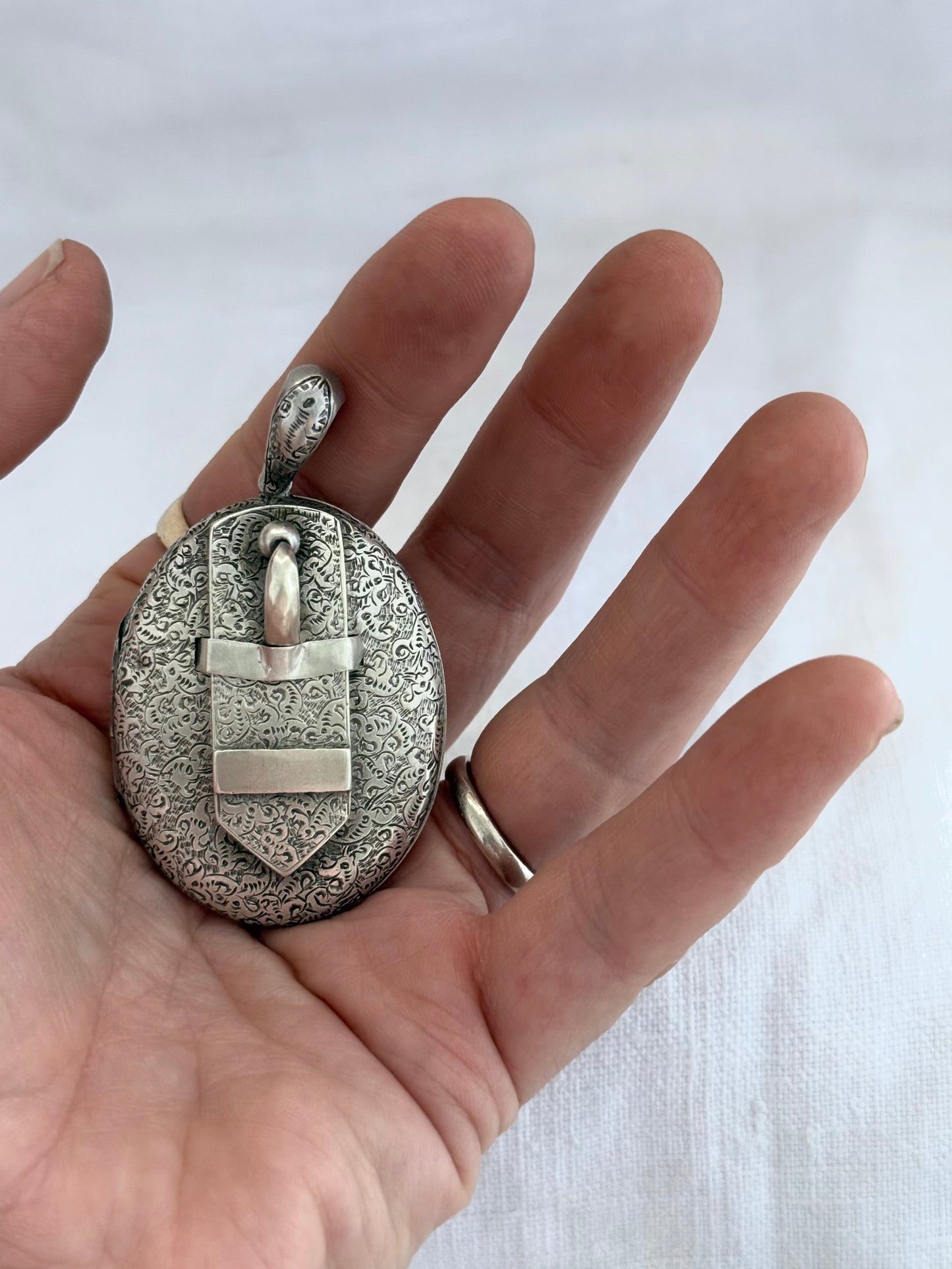 .1880s .925 antique Victorian sweetheart oversized sterling silver buckle locket