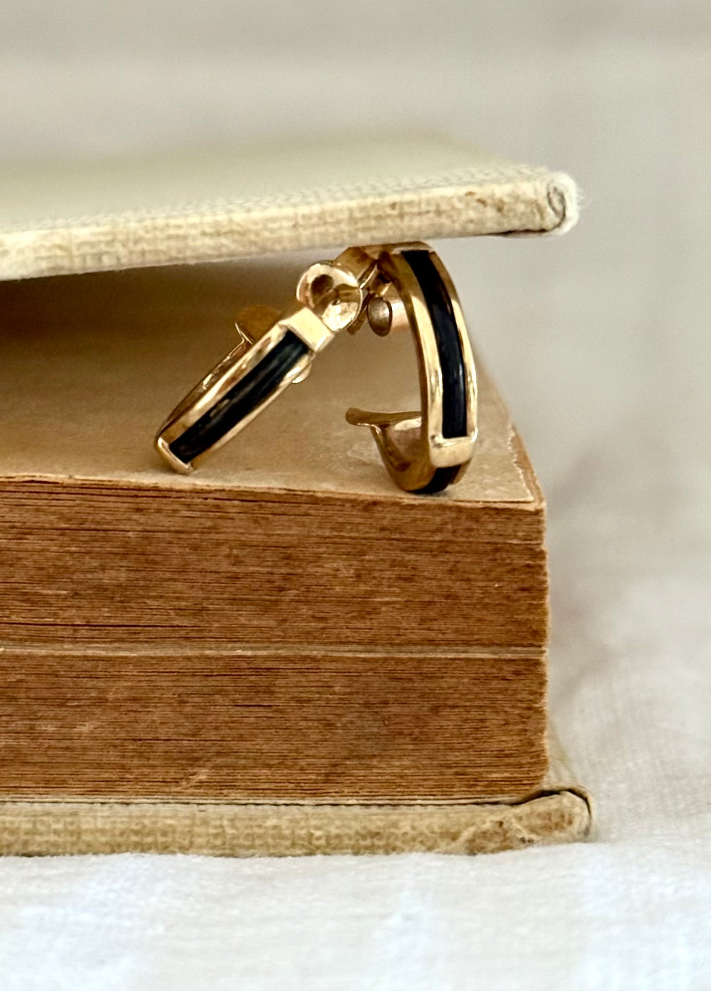 .15mm drop .1990s .375 .9ct gold Elephant hair hoop huggie luxury classic post stud earrings