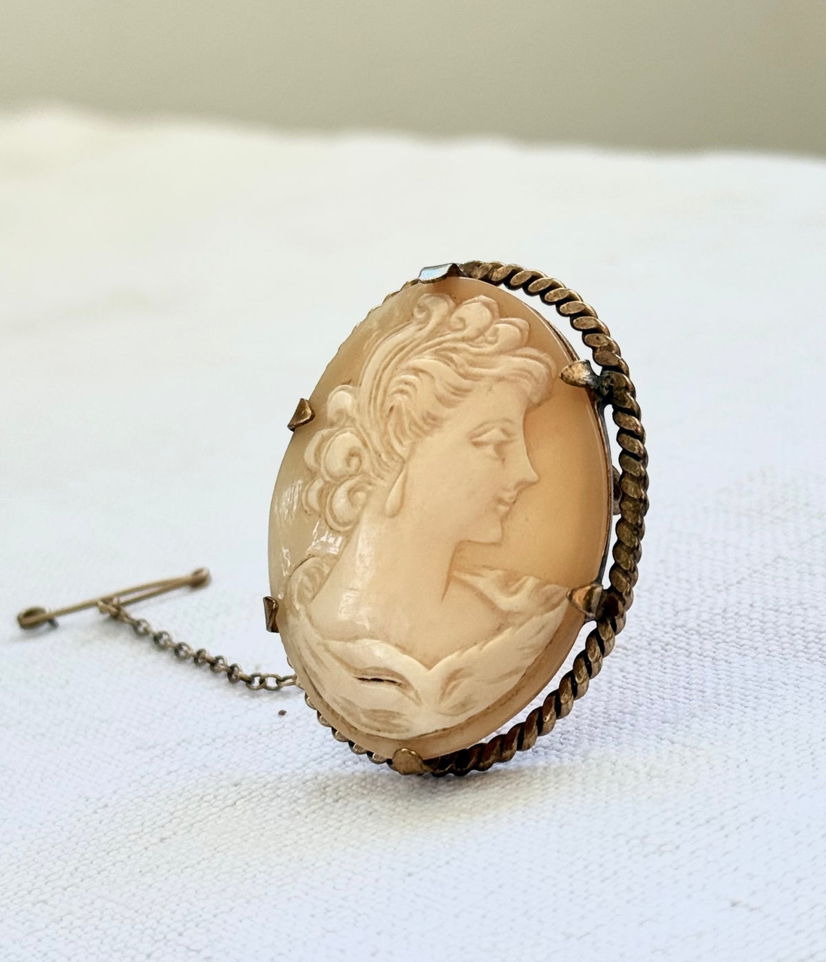 .1930s .1940s Cameo hand carved elegant dame Shell gold Brooch rolled gold brooch pendant