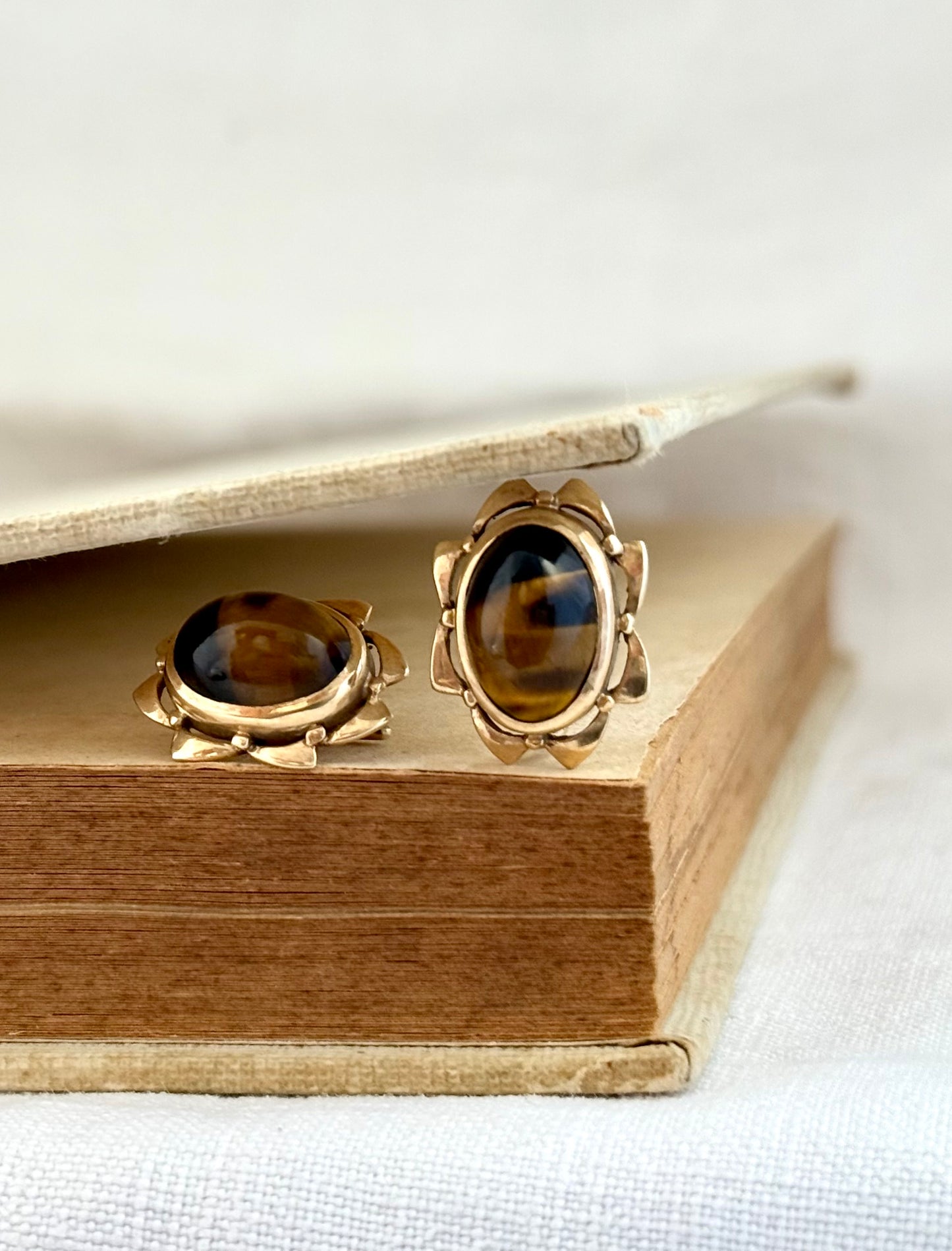 .1940s .1950s .375 .9ct gold Tigers Eye and modernist gold form drop dangle luxurious mid century modern earrings