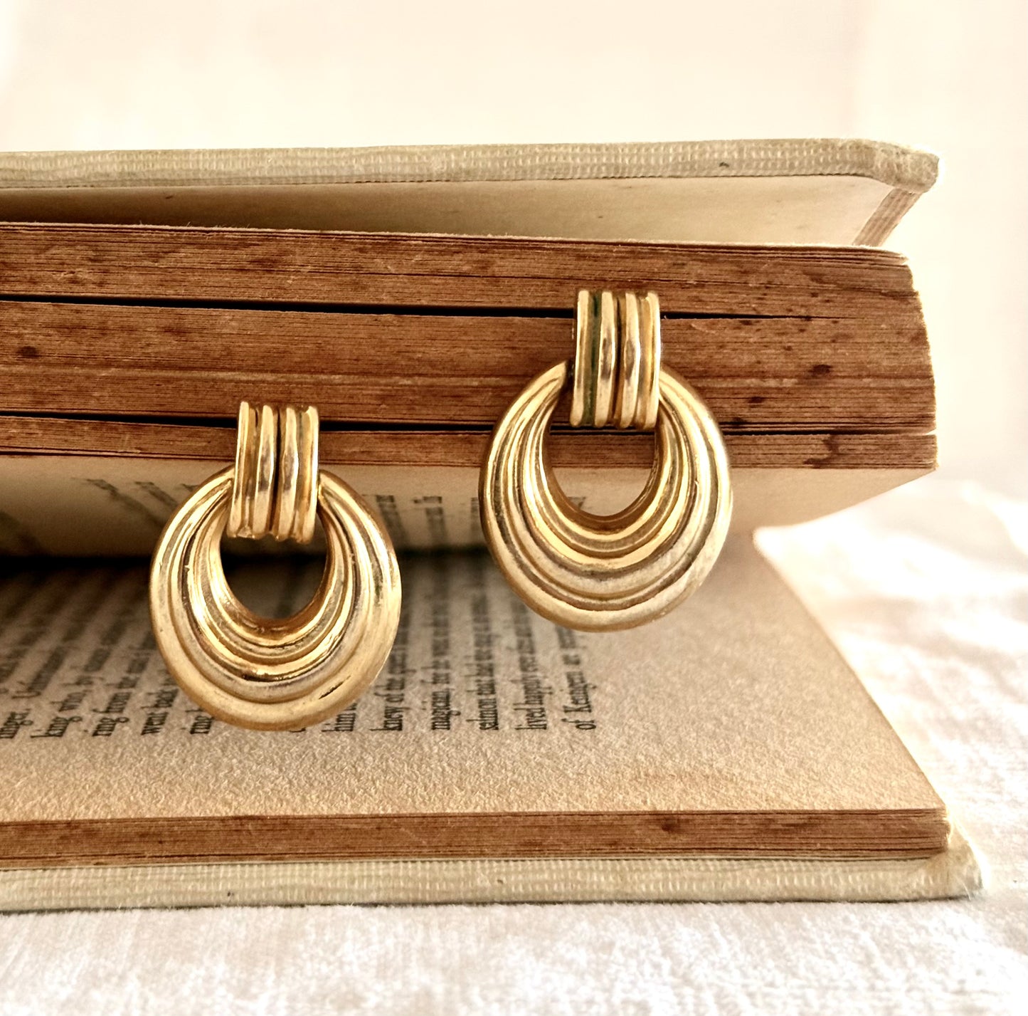 .1980s door knocker gold tone modernist swivel oval post stud earrings