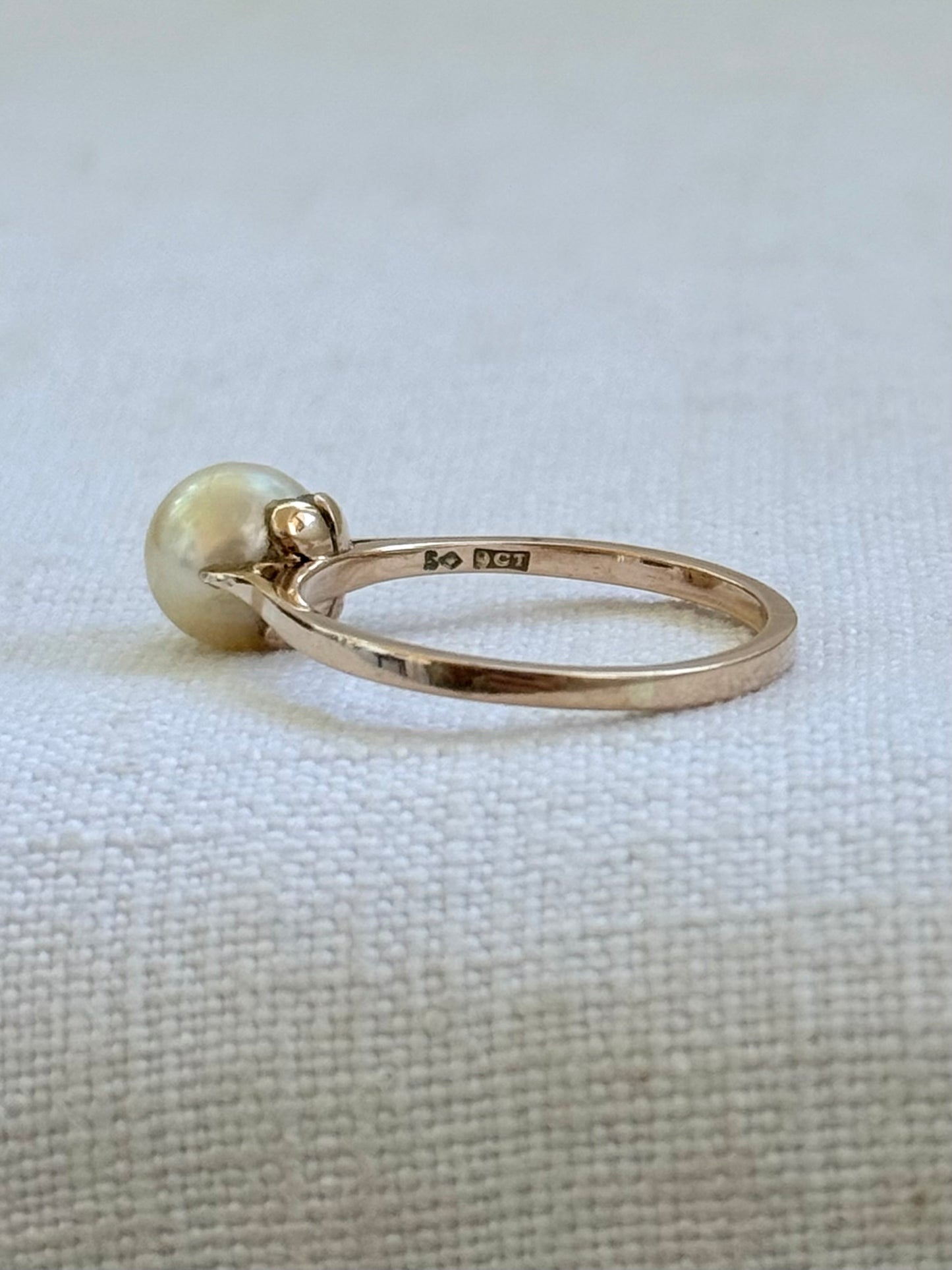 1960s .1970s .375 .9ct solitaire pearl romantic heart setting pearlescent champagne pearl yellow gold luxury cocktail dress ring