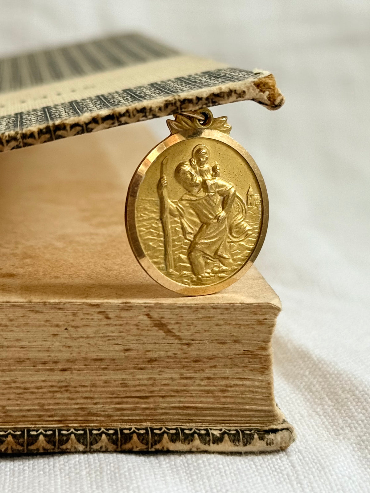 .1972 .9ct perfect Saint Christopher solid yellow gold good luck faith token medallion pendant