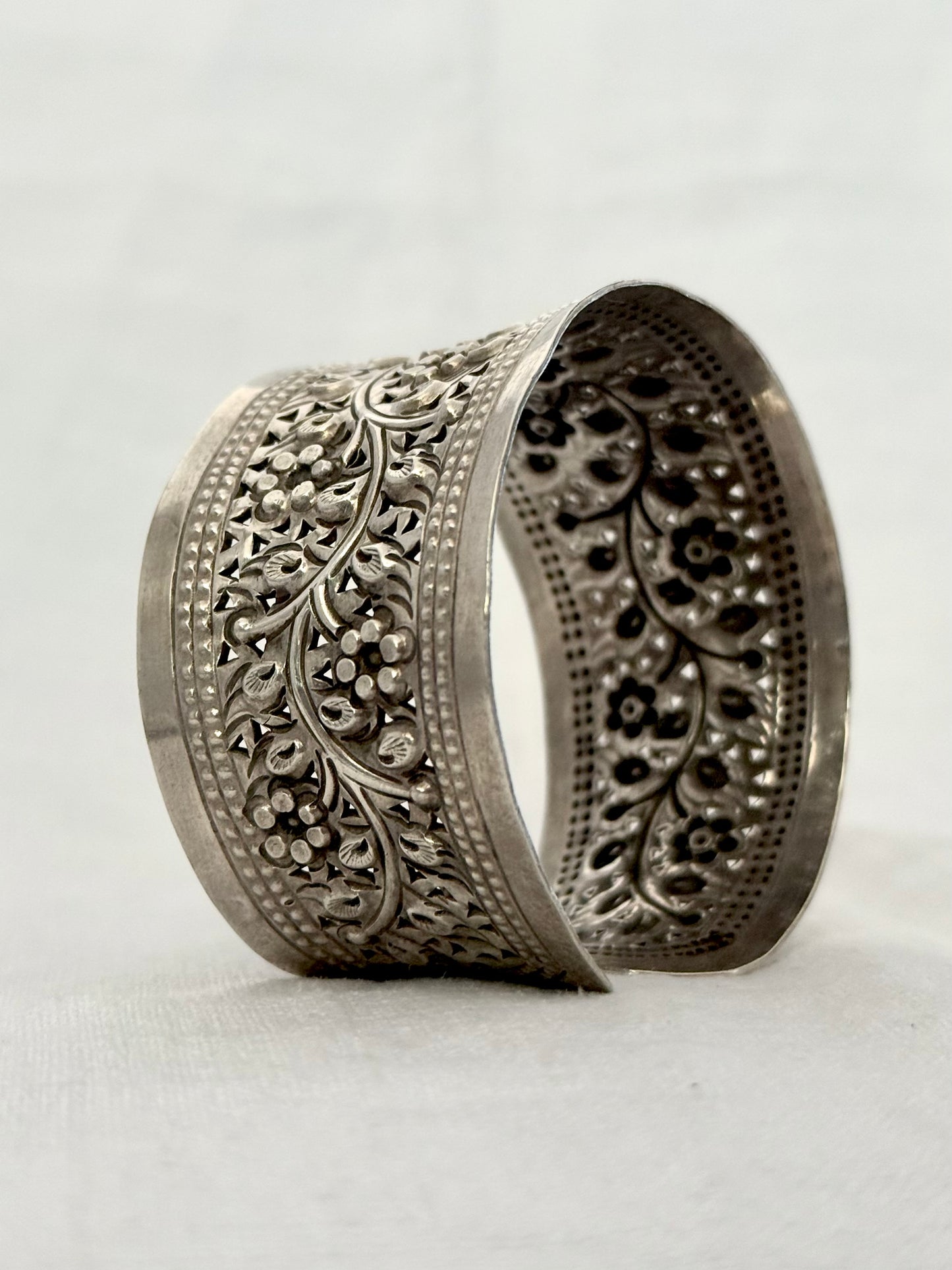 .1990s .925 artisan made solid silver floral embossed repousse wide and glorious flower sterling silver open cuff bangle