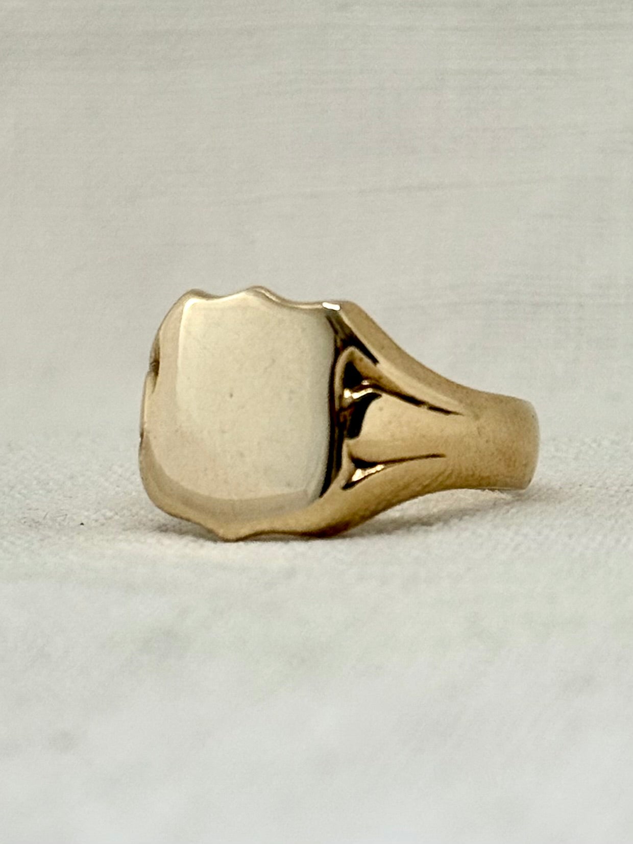 .1970 .375 .9ct solid yellow gold South African Signet Seal Crest Gold Shield ring