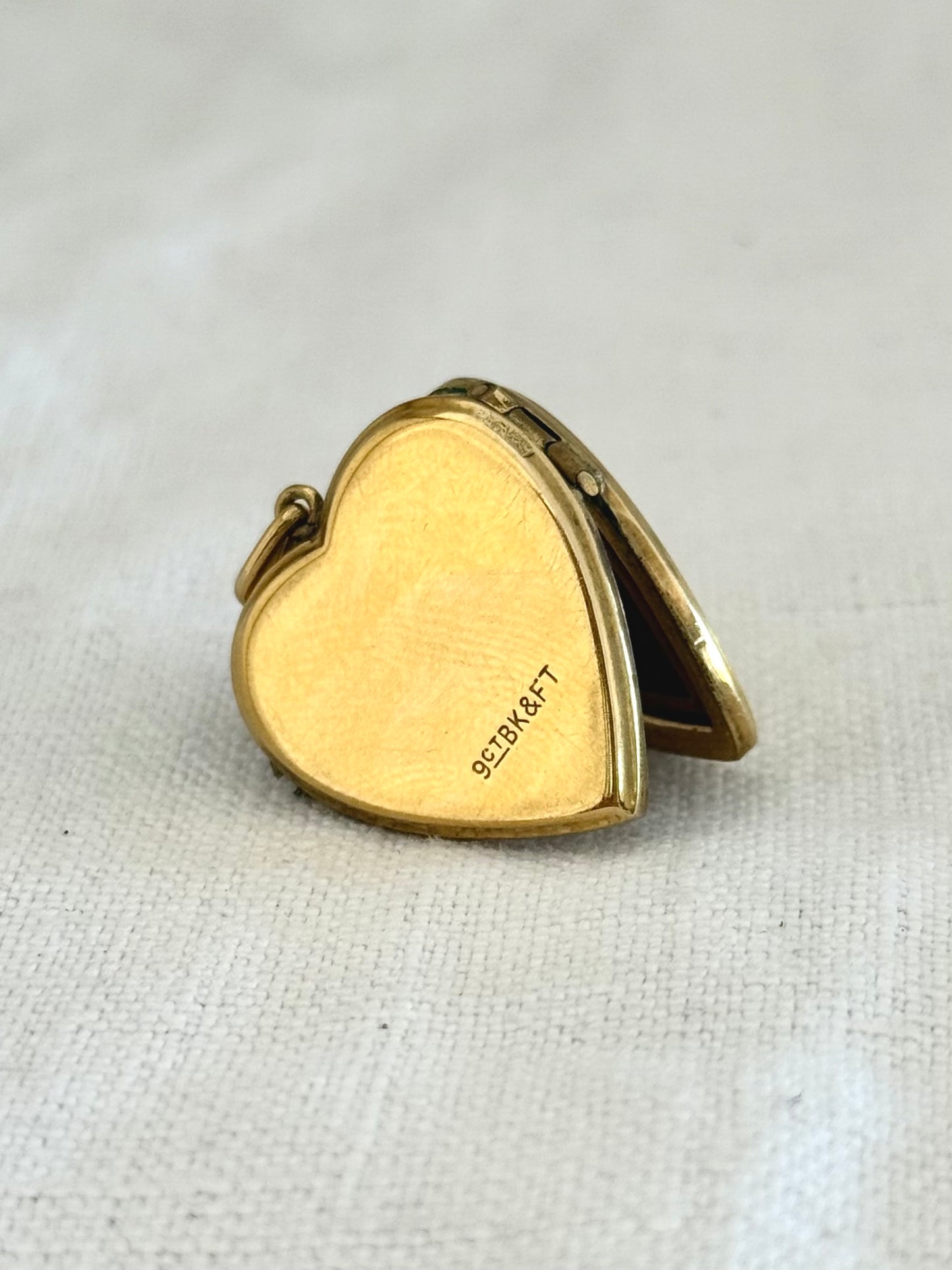 .1940s .1950s .9ct gold heart locket Romantic floral engraved front and back gold marked sentimental love token locket pendant